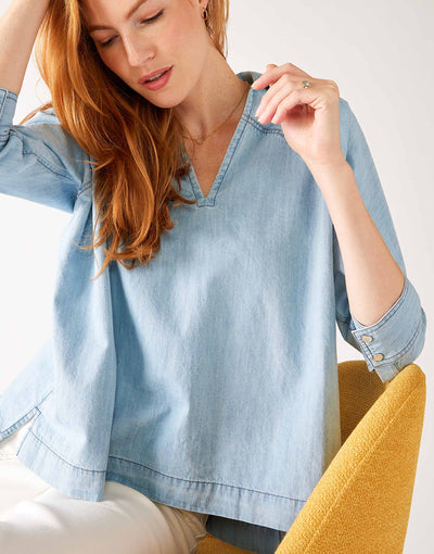 Women's Light Blue Chambray Relaxed Fit Cuffed Sleeves Faux Pearl Snap Detail Popover Top Sitting