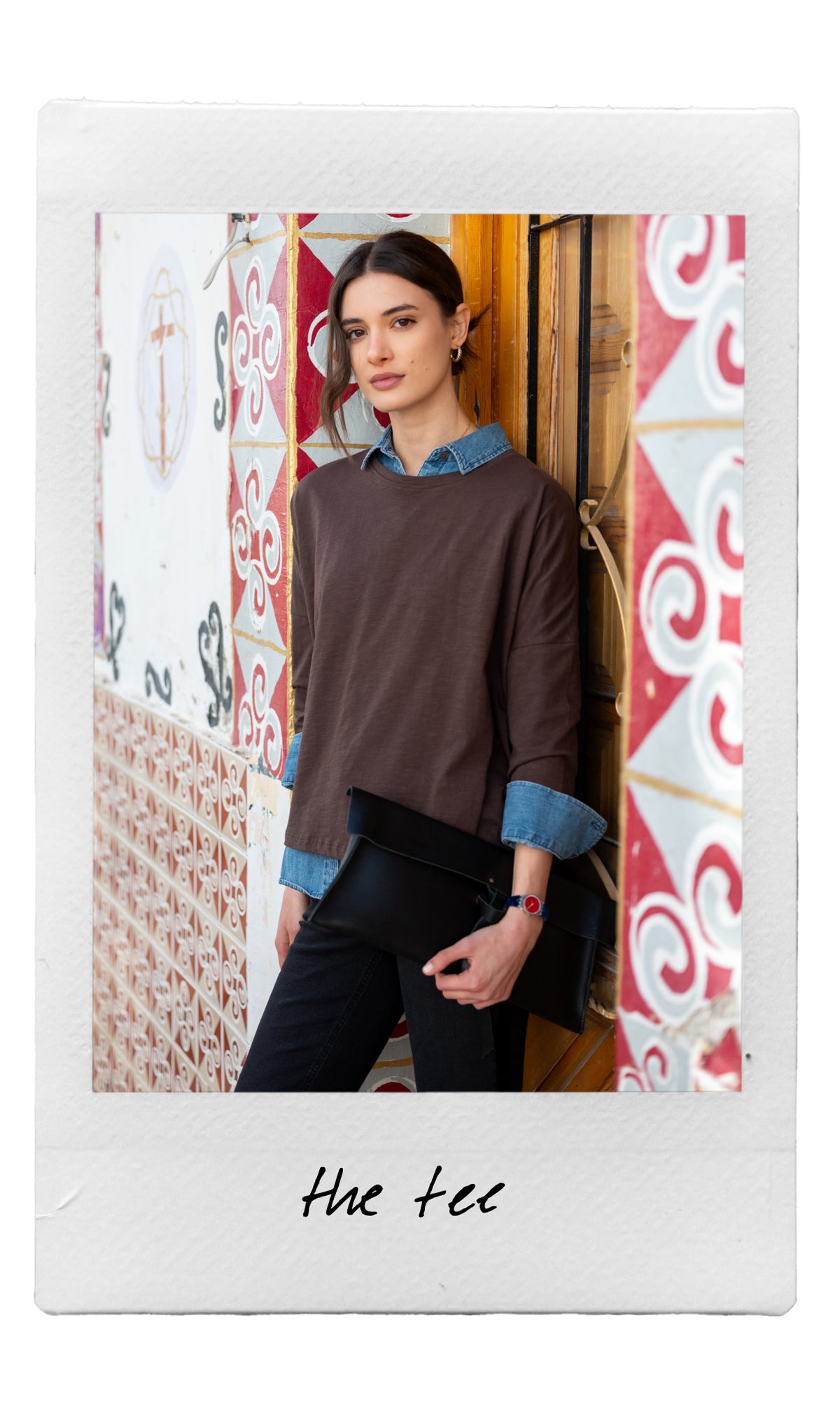 Brown t-shirt with a contrasting light blue buttoned collar and cuffs.