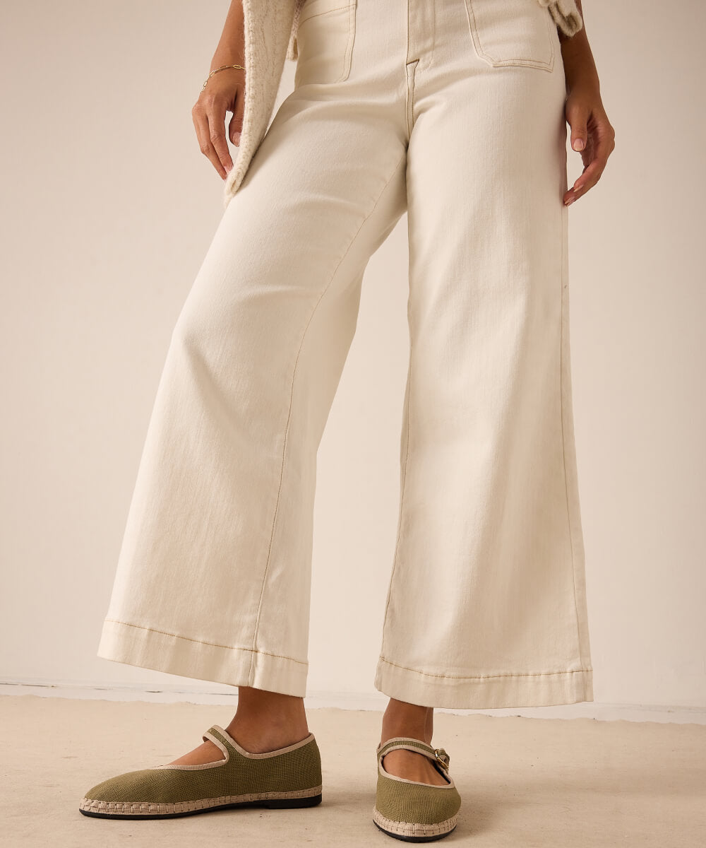 Ladies' travel-ready off-white cropped wide-leg trousers in a textured weave with a relaxed fit.
