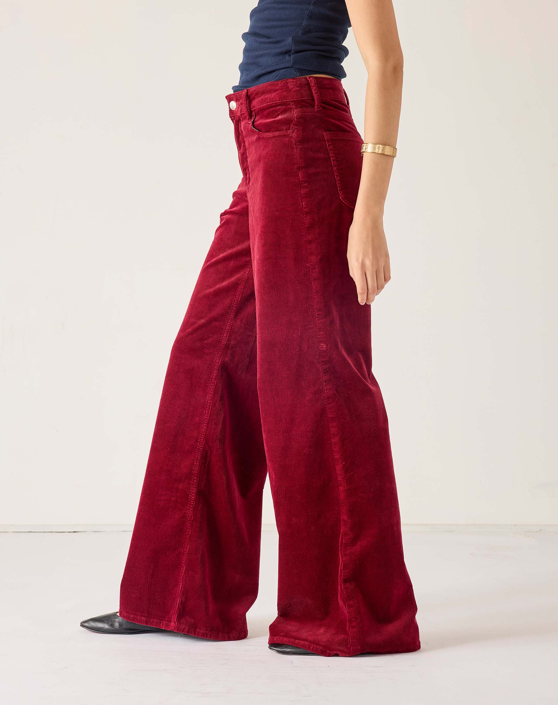 Merlot wide-leg pants in a corduroy texture with a high waist and wide legs.