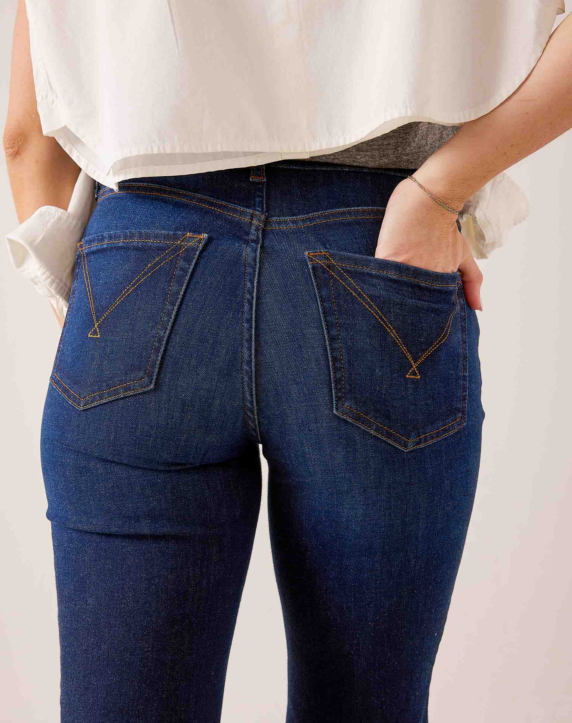 Dark rinse denim straight-leg jeans featuring a western-inspired stitched pocket design.