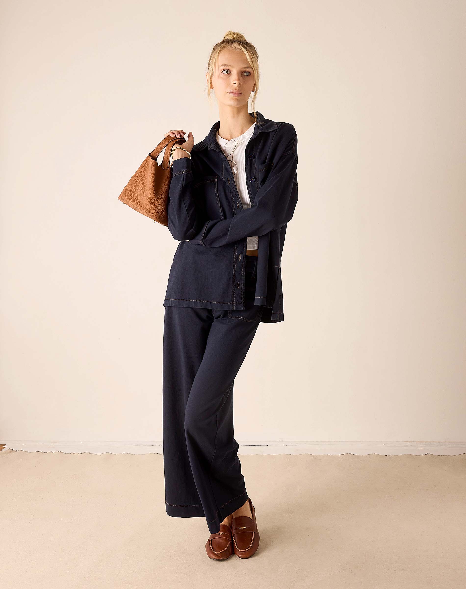 Ladies' travel-ready navy boyfriend jacket in a relaxed fit and smooth fabric.