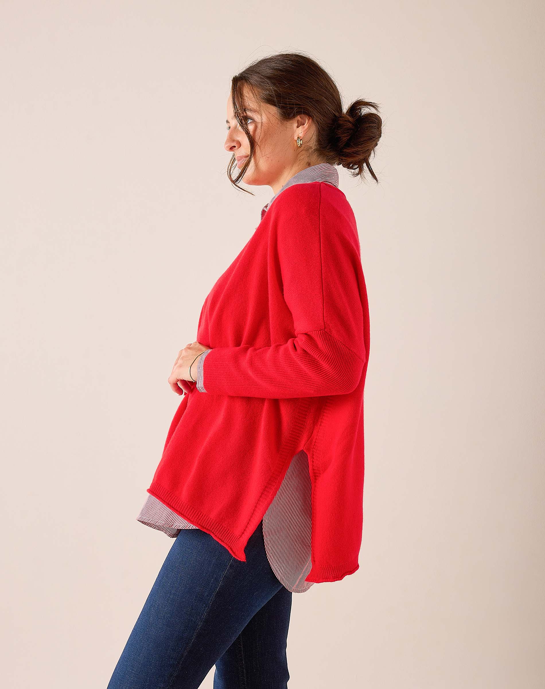 Scarlet red oversized cashmere sweater with dropped shoulders and side slits.