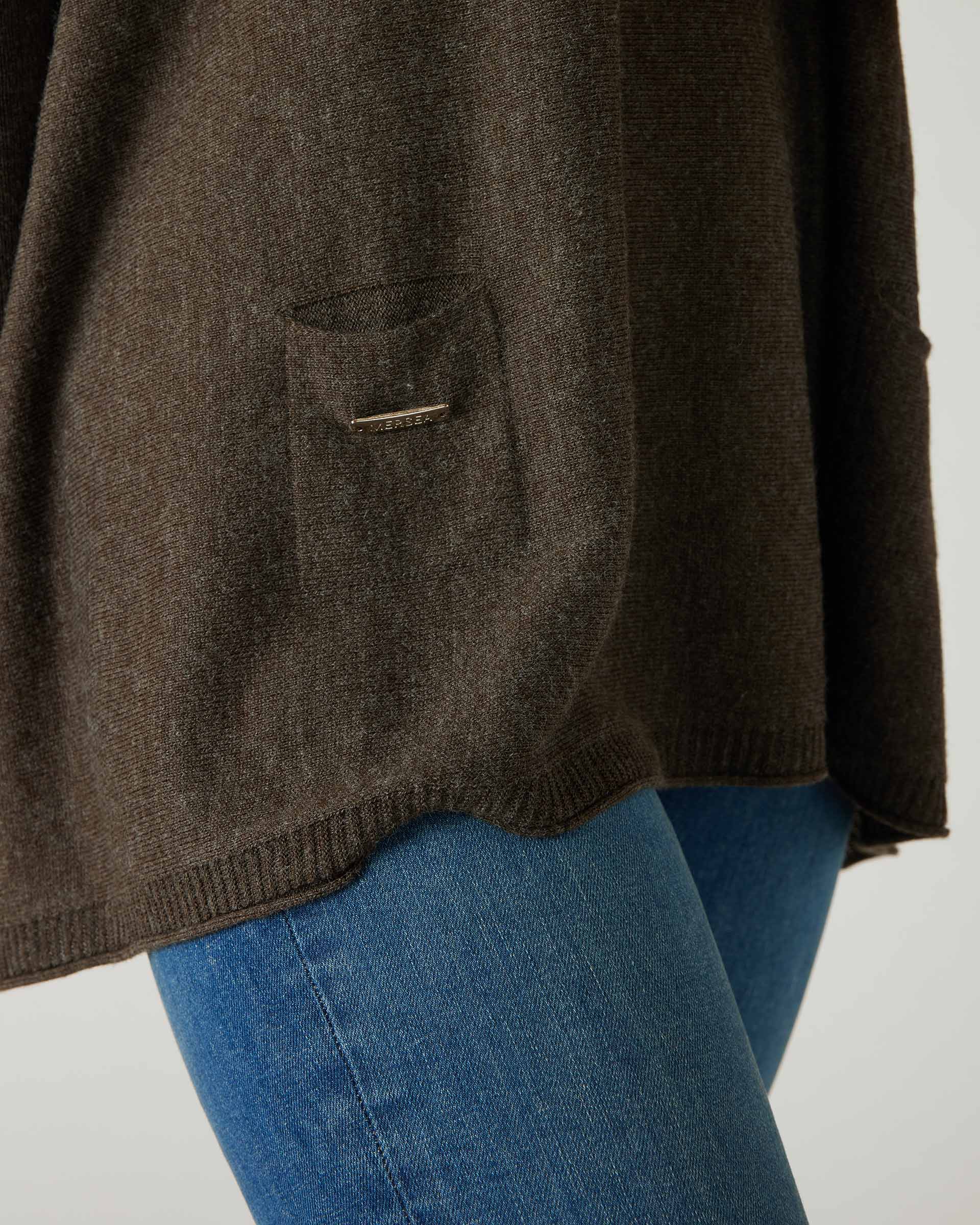 closeup of pocket on woman wearing mersea catalina contrast sweater in cocoa with white trim