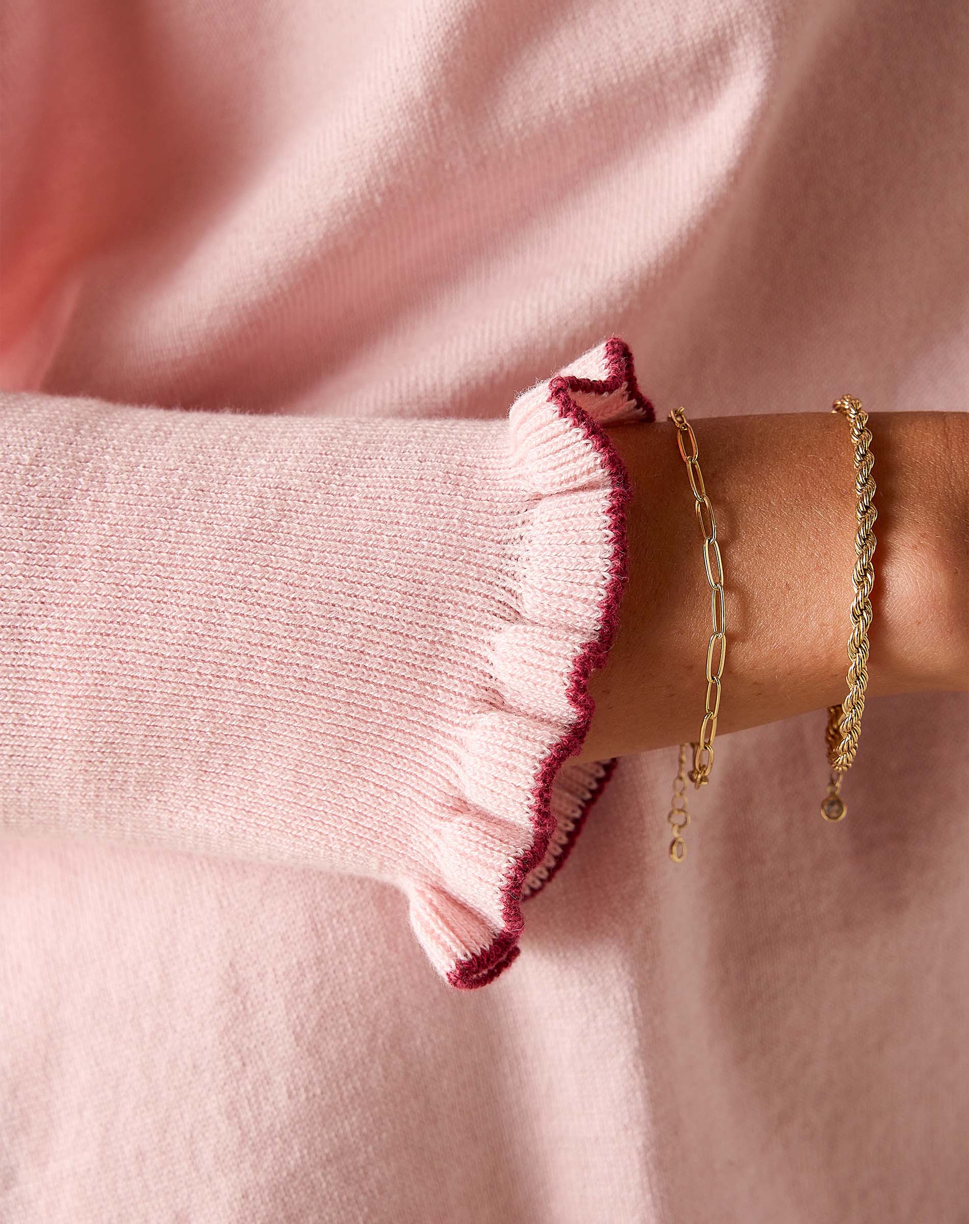 Light orchid knit sweater with bordeaux ruffled cuff detail