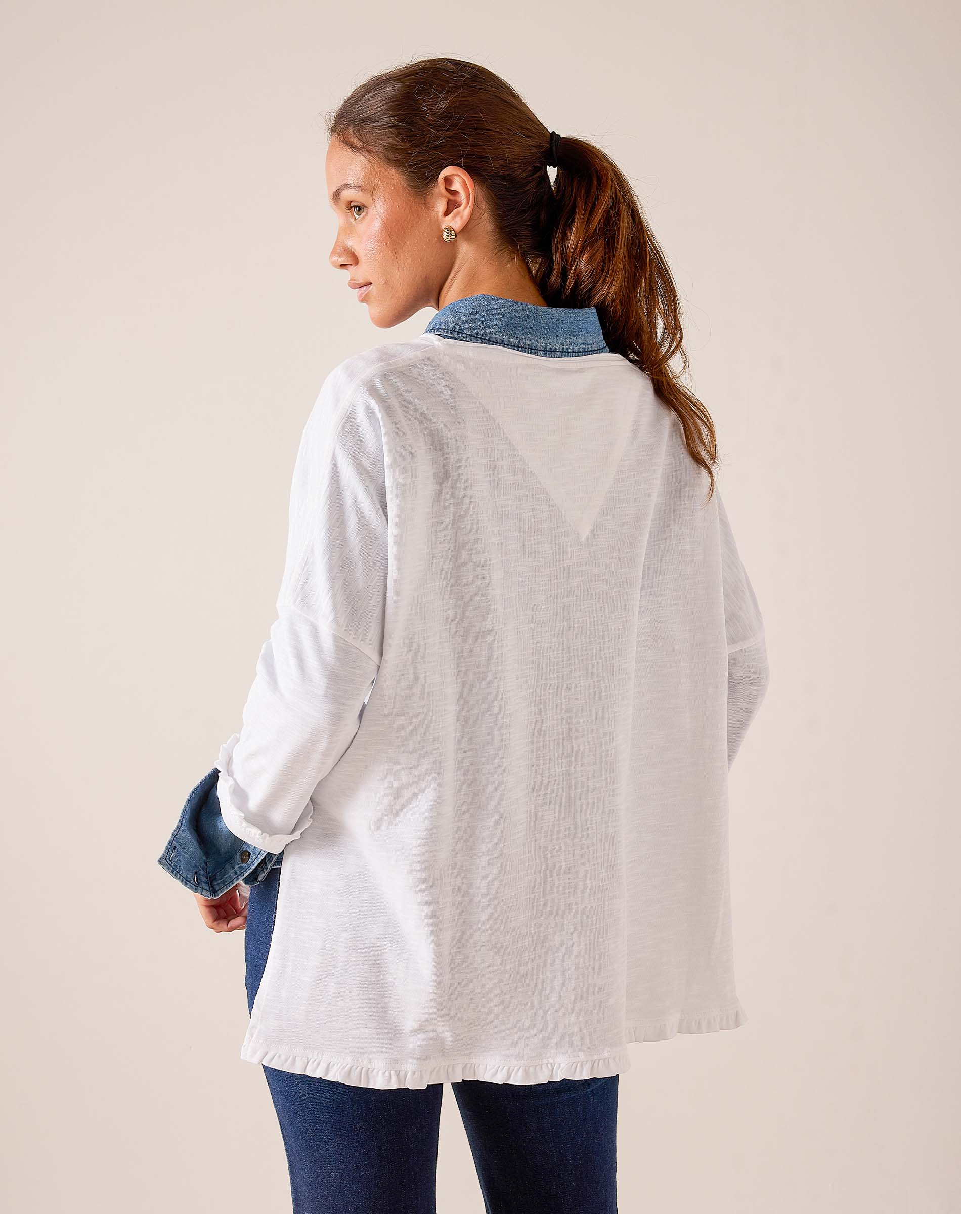 White relaxed-fit cotton tee with blue contrast collar and ruffled hem