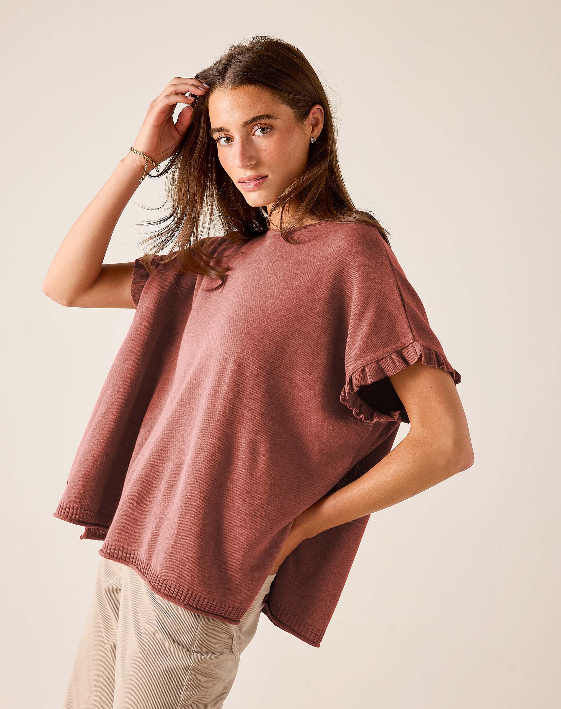 Burnt brick short-sleeved sweater with a relaxed fit and ruffled sleeves.