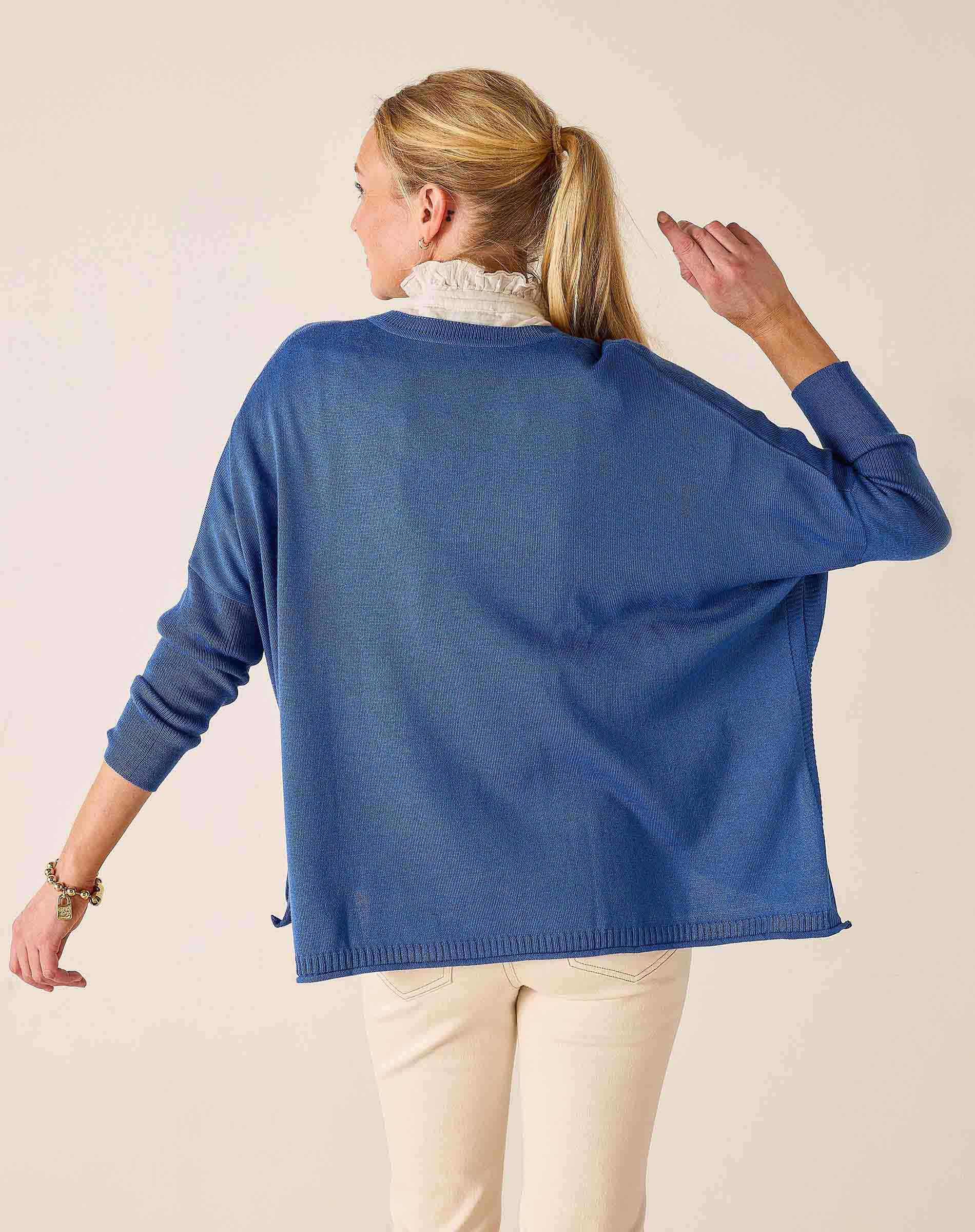 MEER.　メーア　PEAR ACTIVE GALLERY SWEAT TOP Catalina V-Neck Sweater by MERSEA | Sporty Travel Sweater