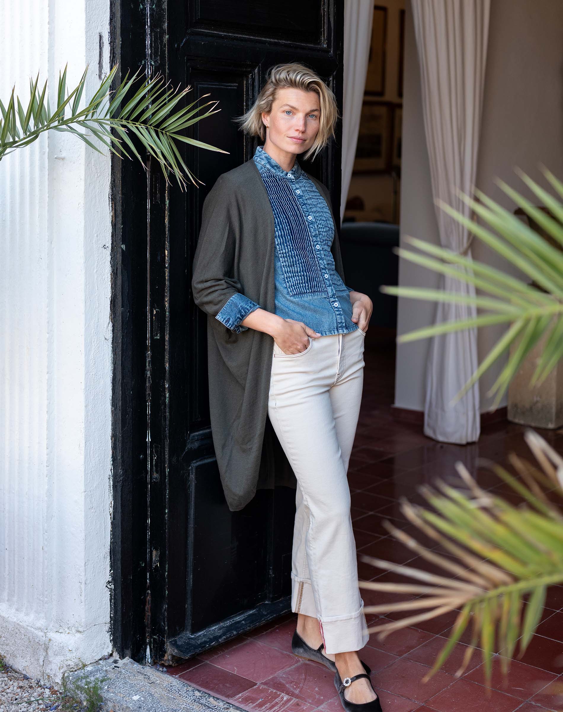 Ladies' travel-ready stonewash chambray tuxedo shirt with a buttoned front and tailored fit.