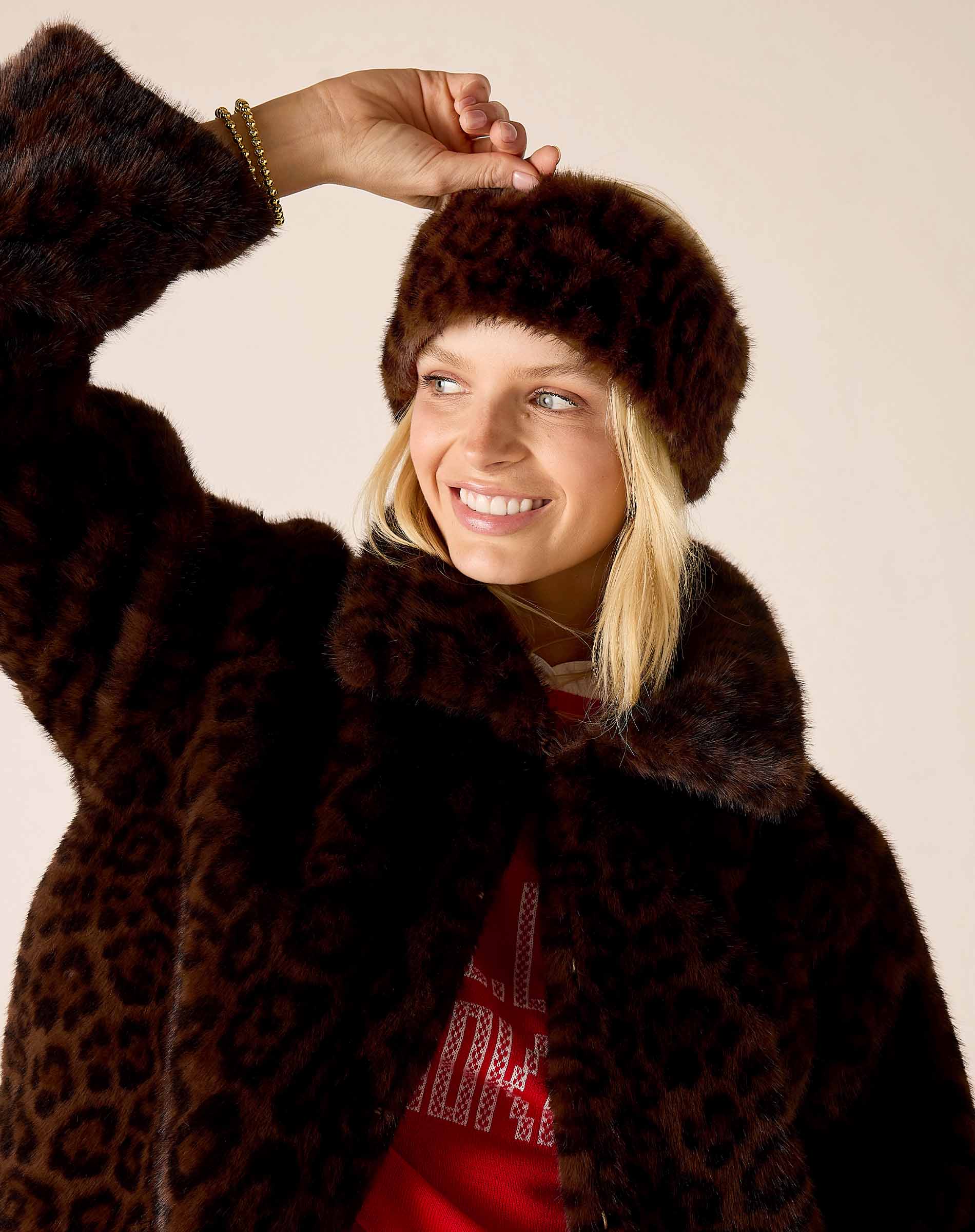 Ladies' travel-ready leopard print faux fur headband in mocha brown.