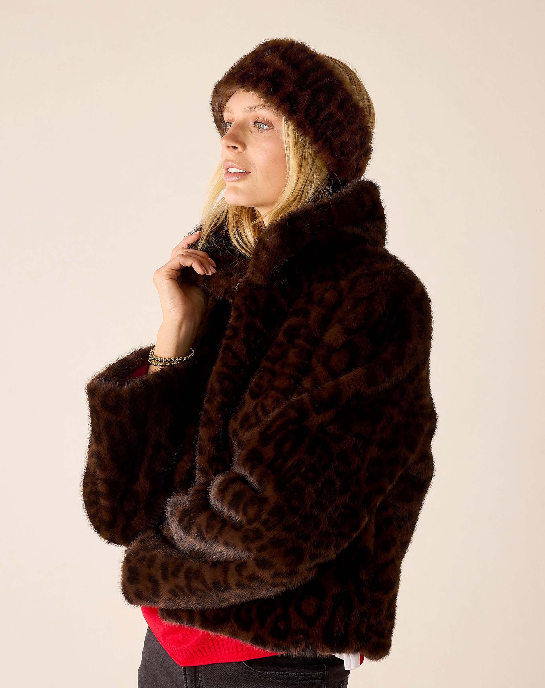 Leopard print faux fur headband in chocolate brown.