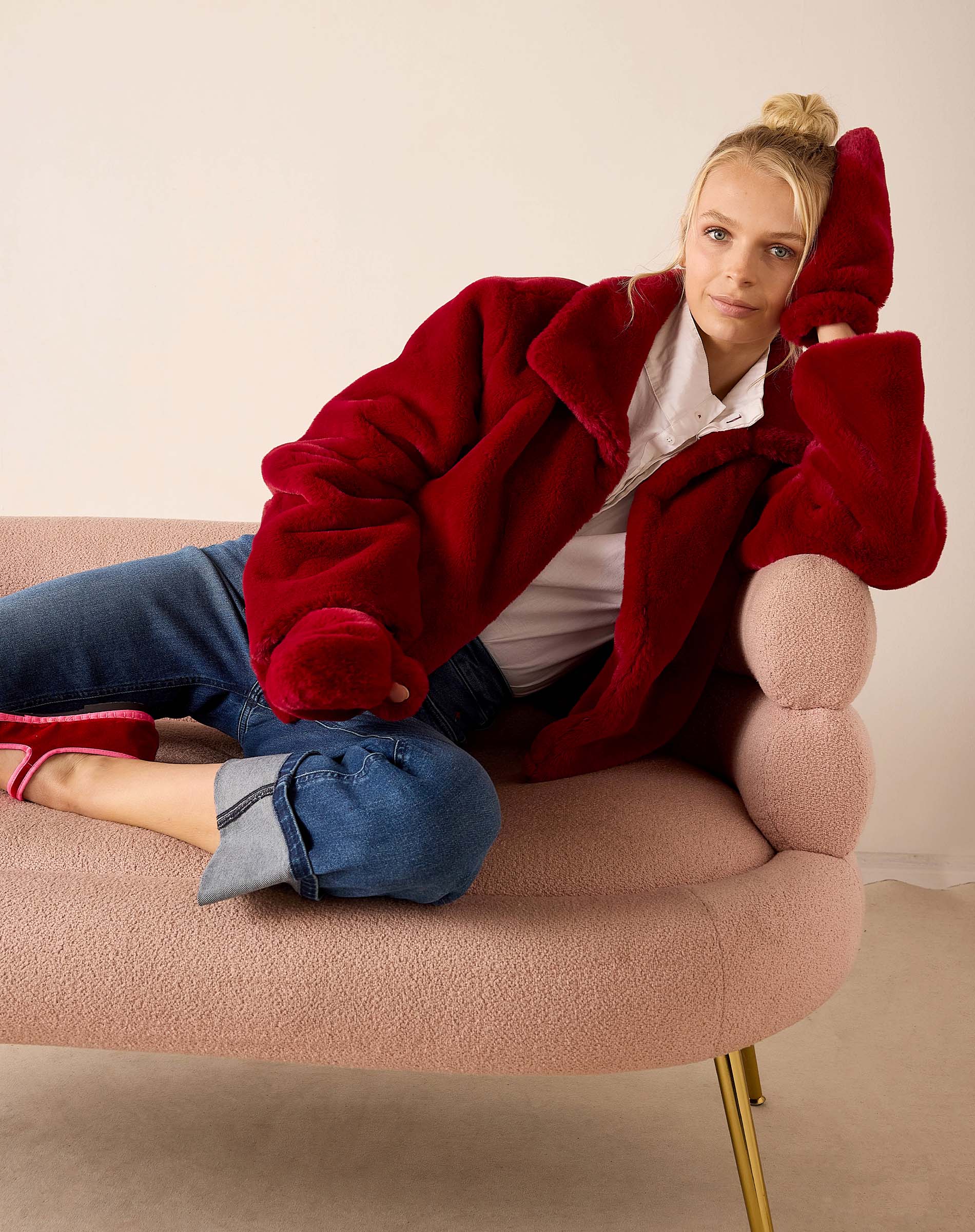 Garnet faux fur mittens with a cozy fit and plush finish.