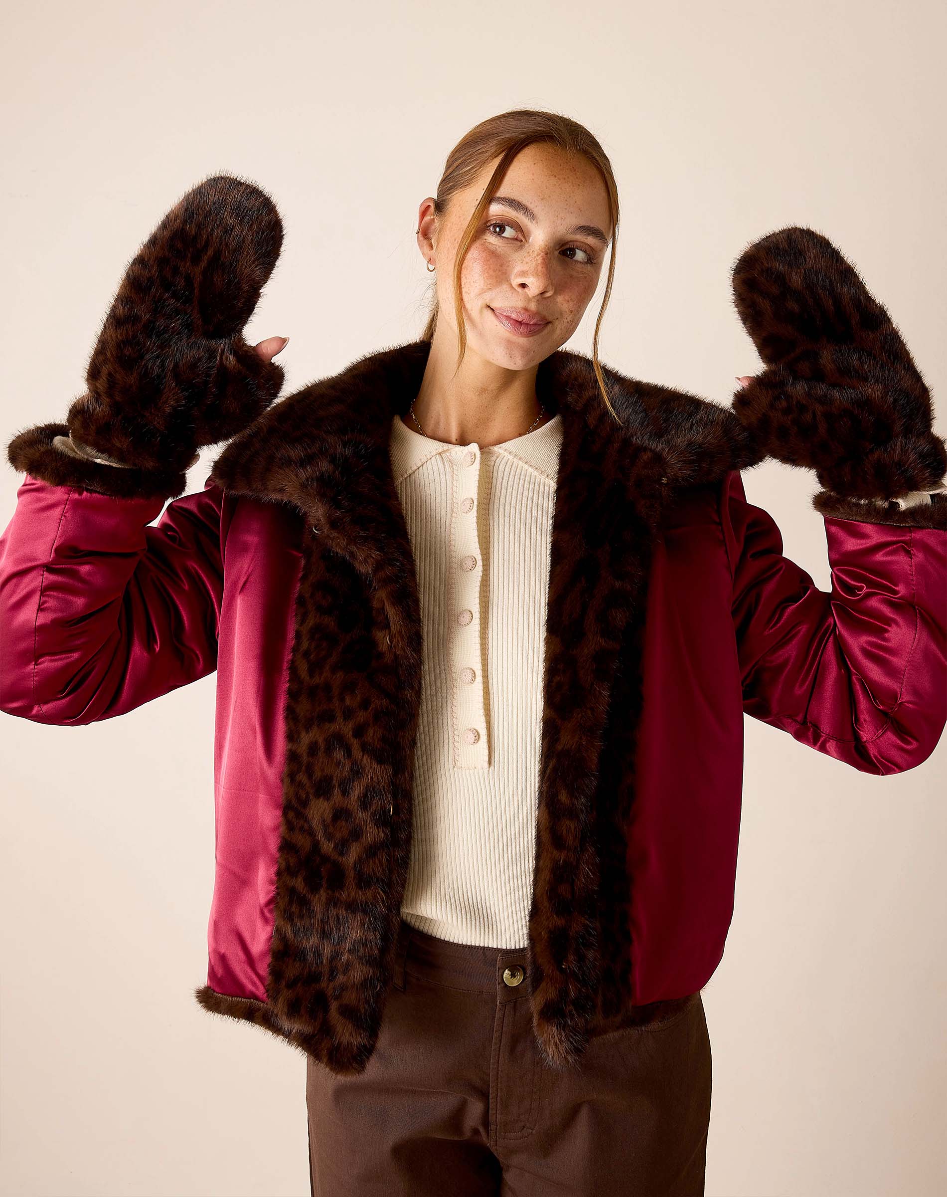 Leopard print faux fur mittens in chocolate brown.