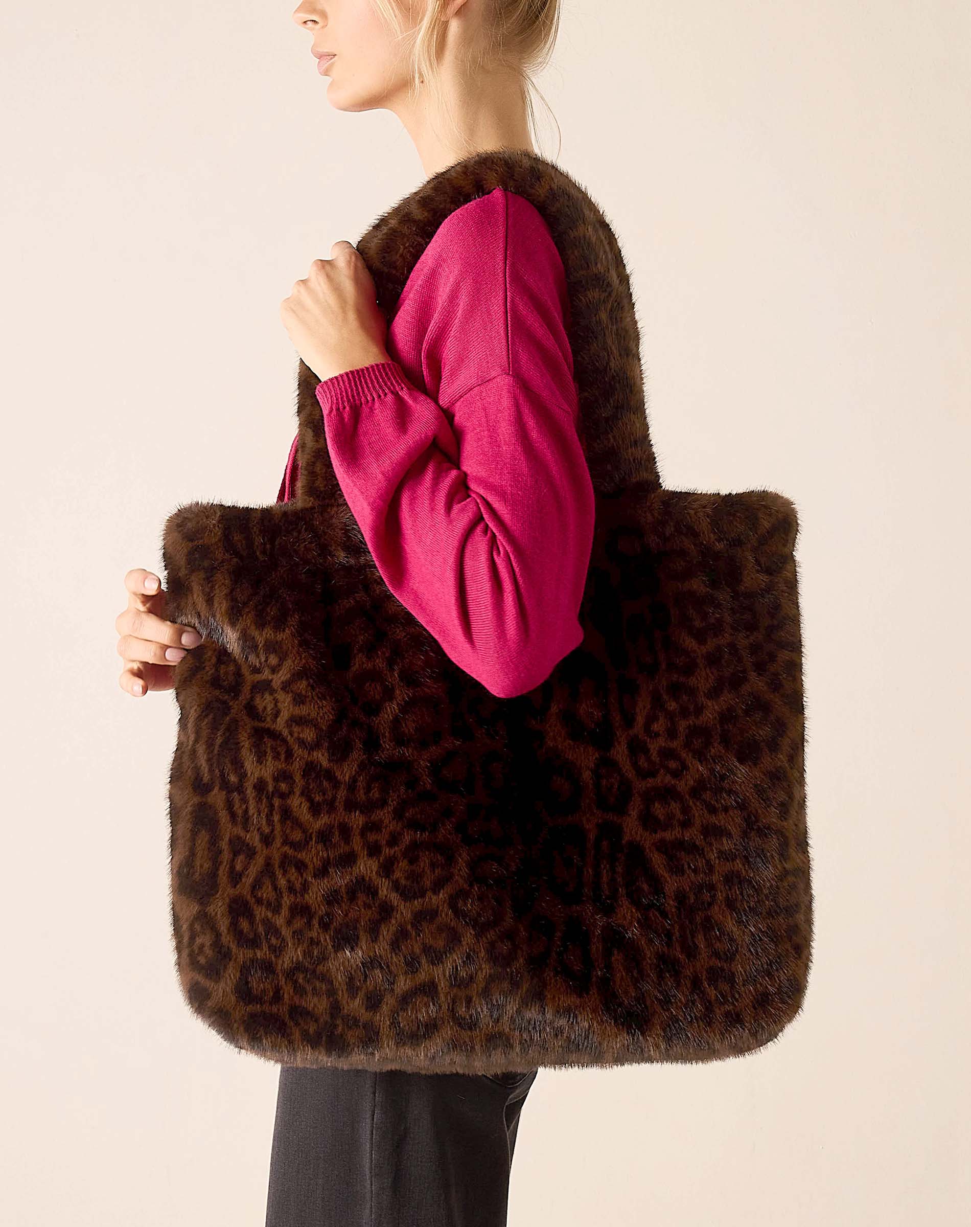Ladies' travel-ready faux fur leopard print tote bag in cocoa brown.
