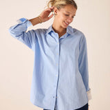 Bleu oversized button-down shirt in cotton with a removable collar and detailed embroidery on the cuffs.