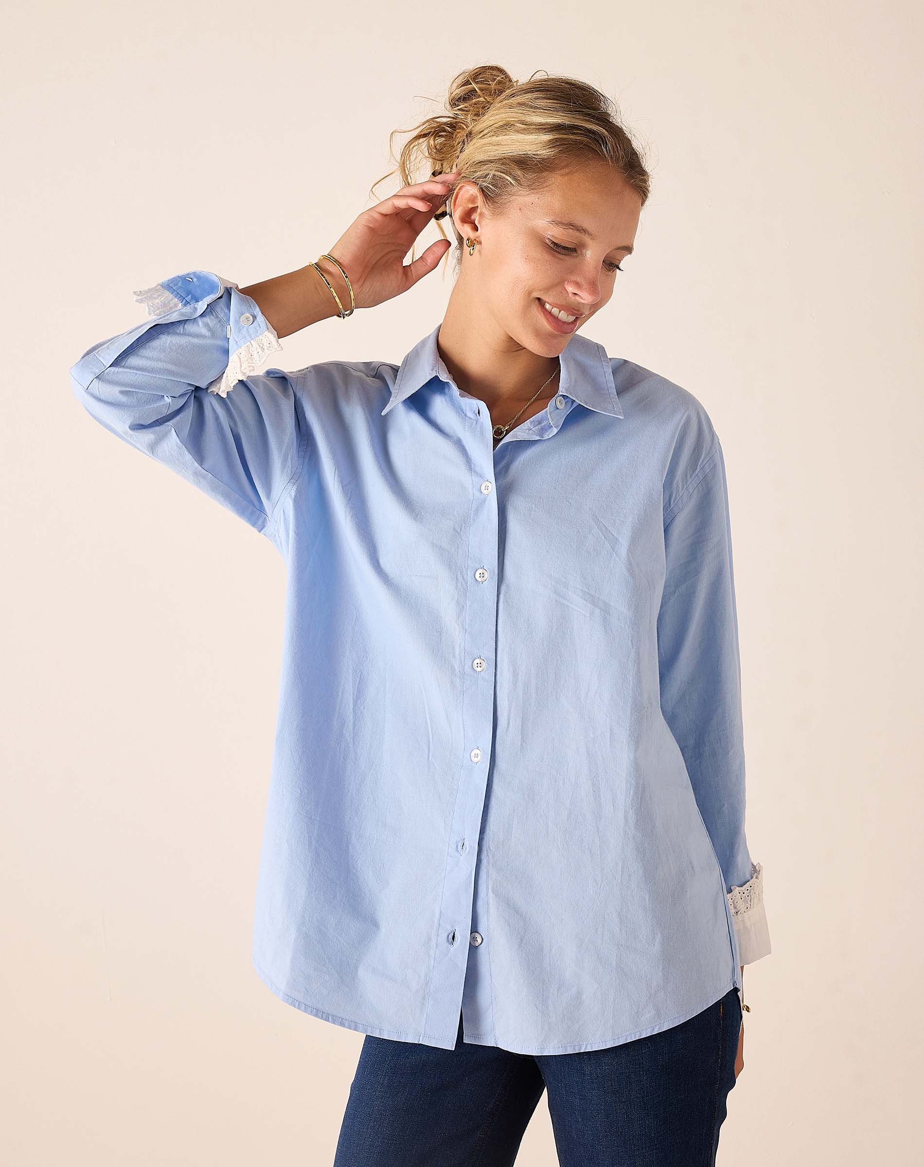 Bleu oversized button-down shirt in cotton with a removable collar and detailed embroidery on the cuffs.