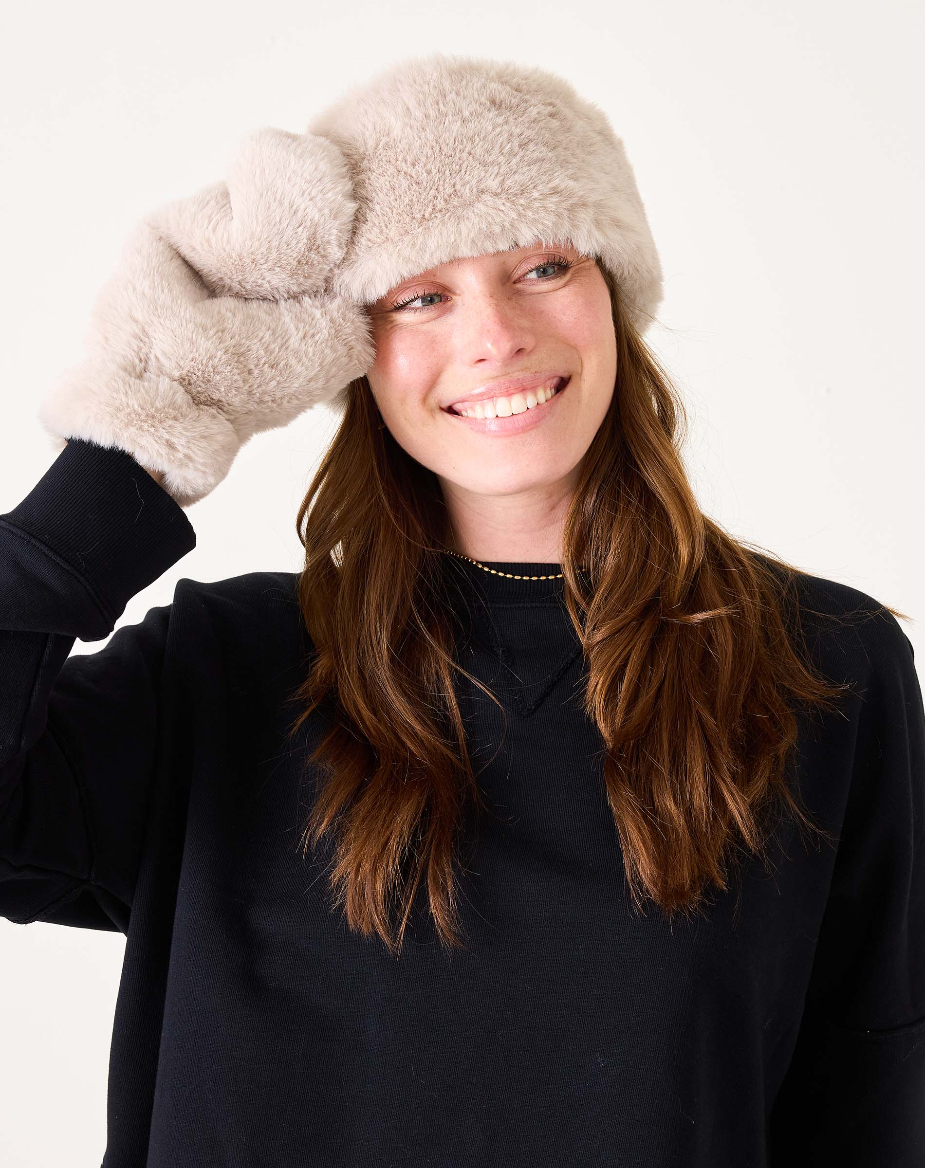 Oatmeal cream faux fur headband with a large knotted detail.