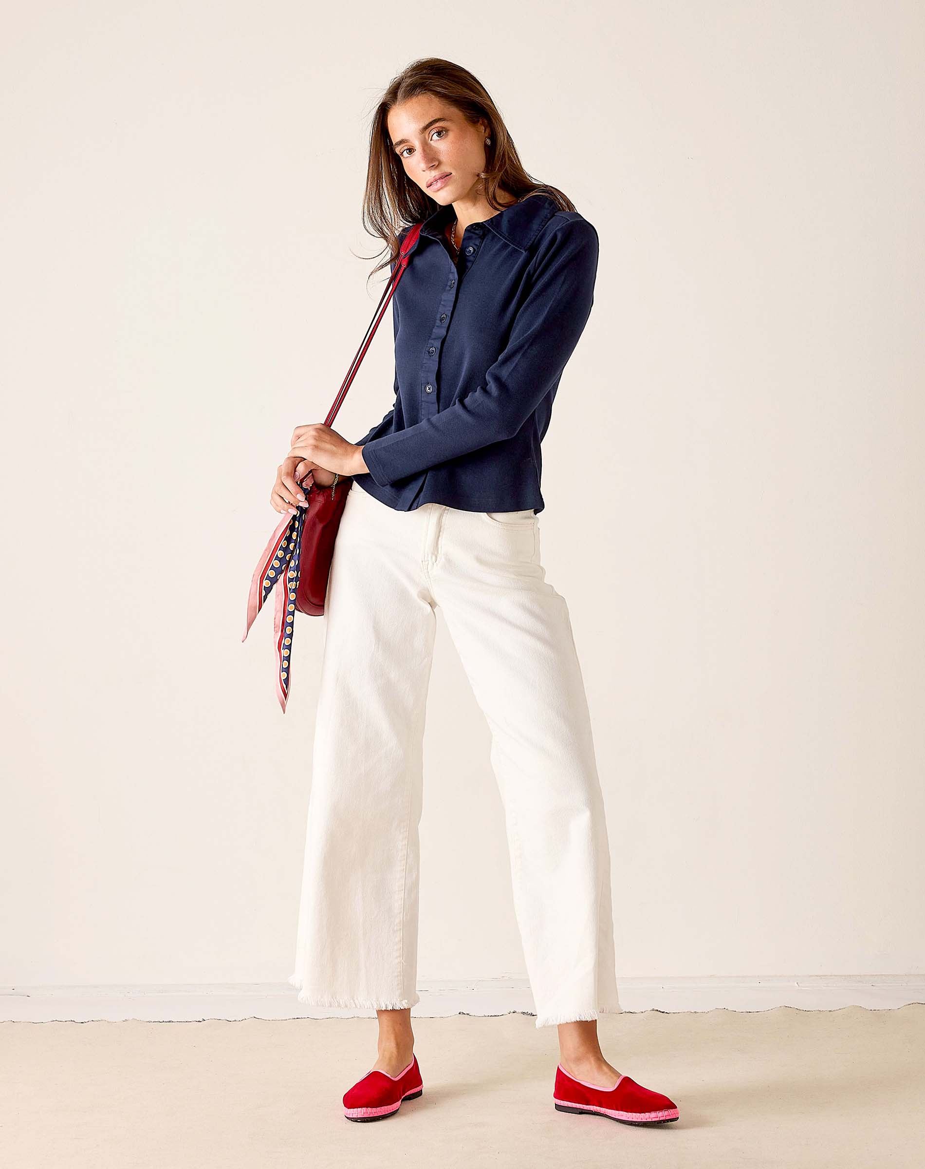 MERSEA women's travel-friendly women's travel-friendly navy ribbed oxford button-down shirt with a full-length sleeve and front pocket.