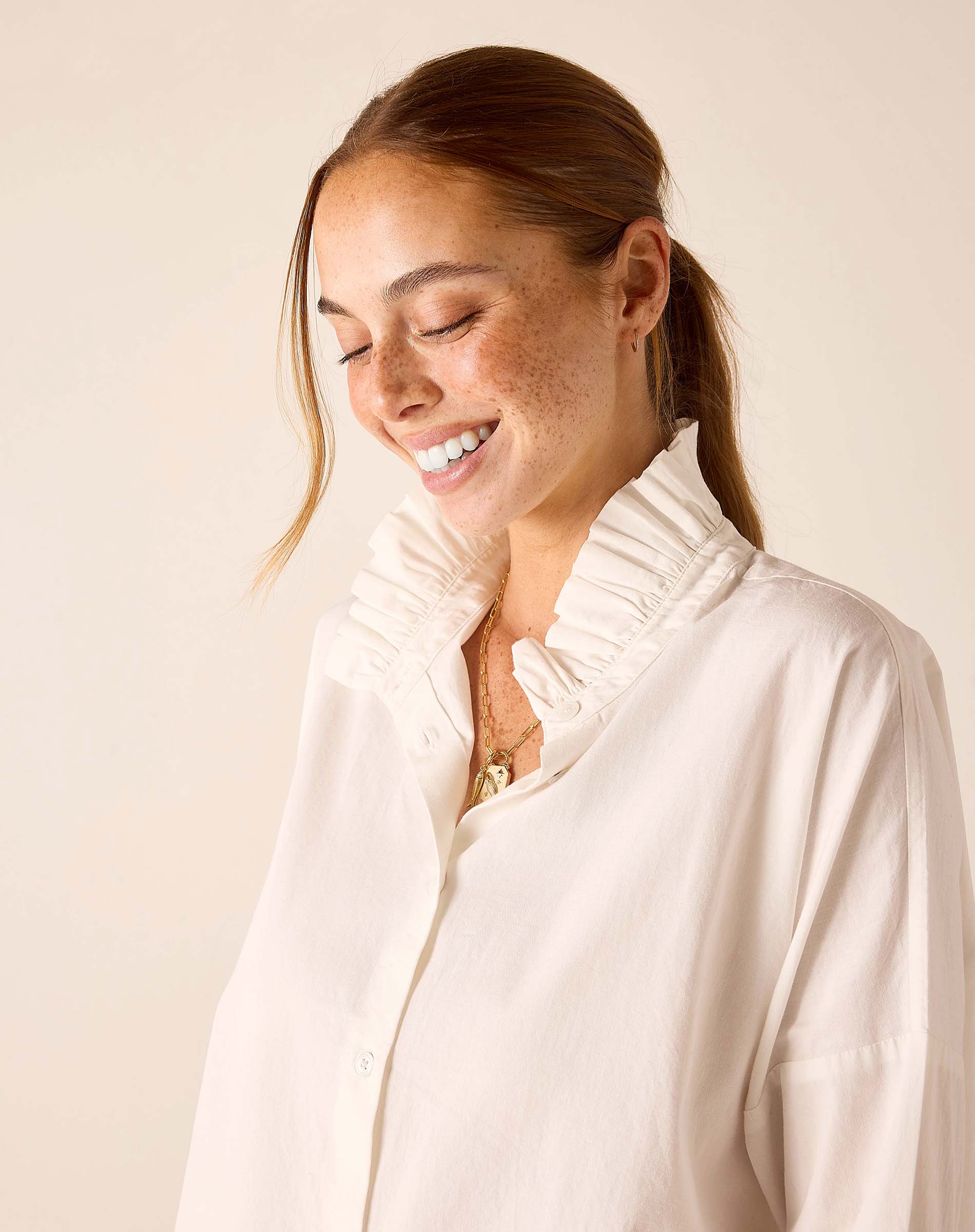 White linen-look top with a ruffled Elizabethan collar