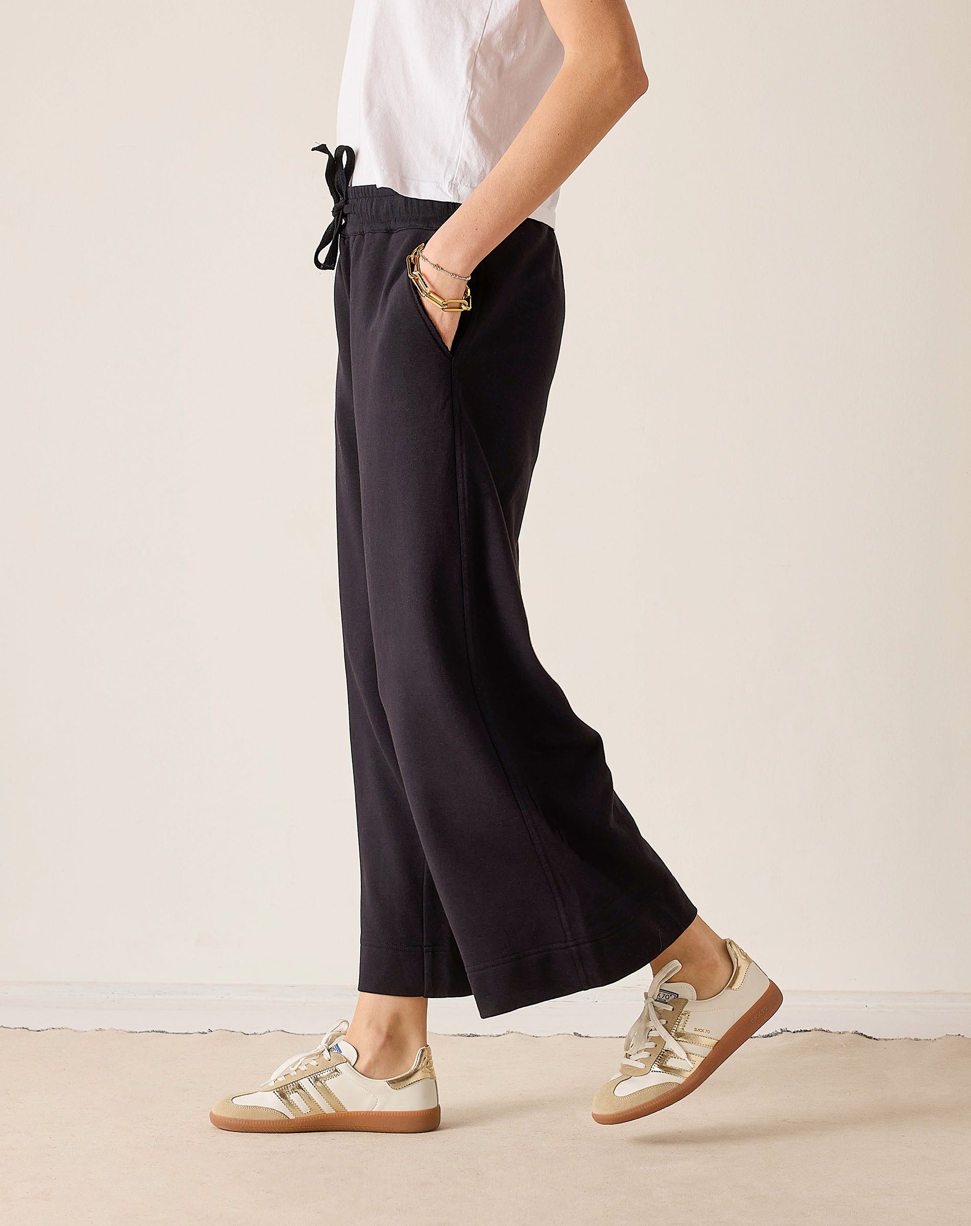 MERSEA ladies' travel-ready black wide-leg trousers with a high waist and drawstring tie