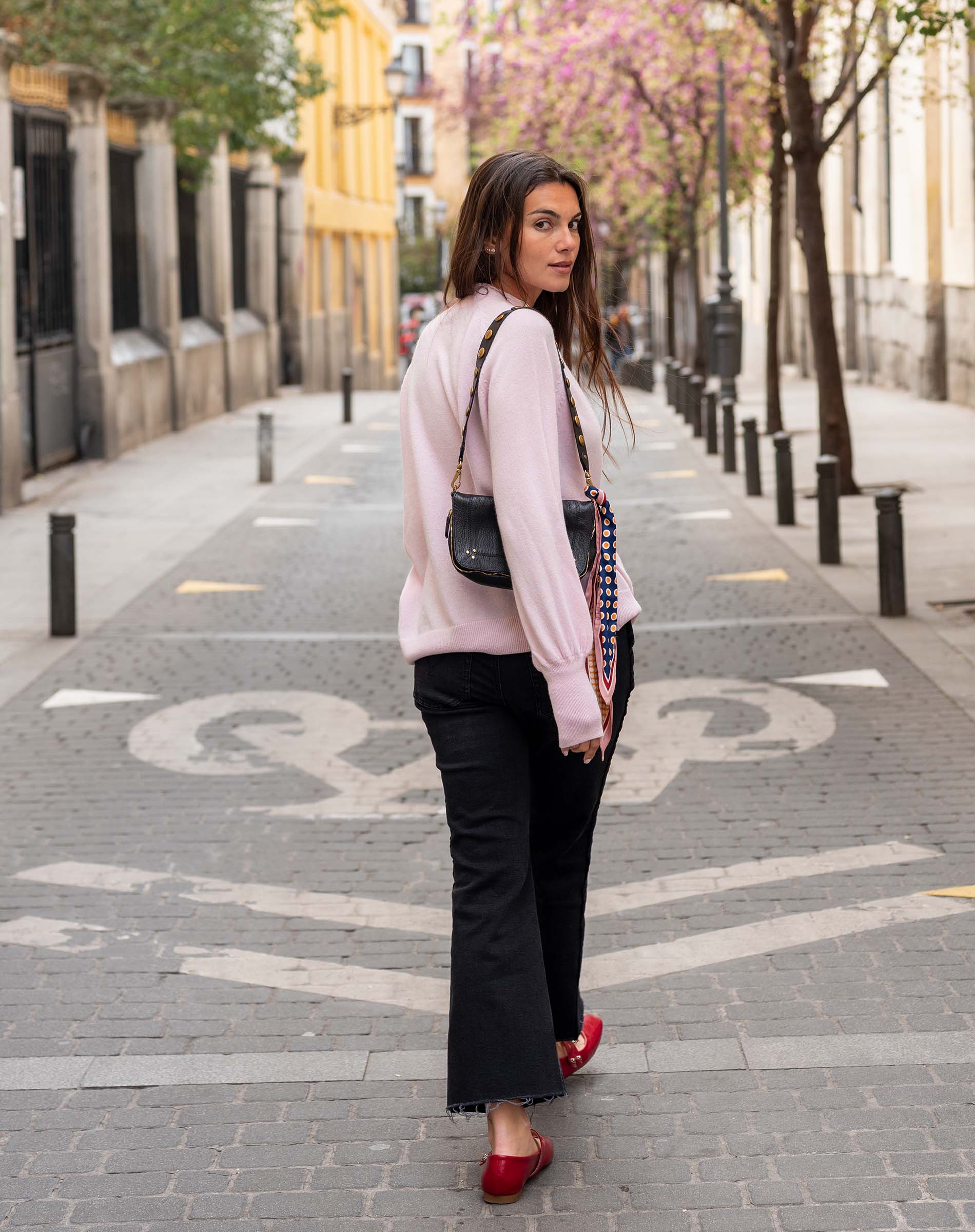 Ladies' travel-ready ballet pink cashmere knit sweater with drop shoulders and wide sleeves.