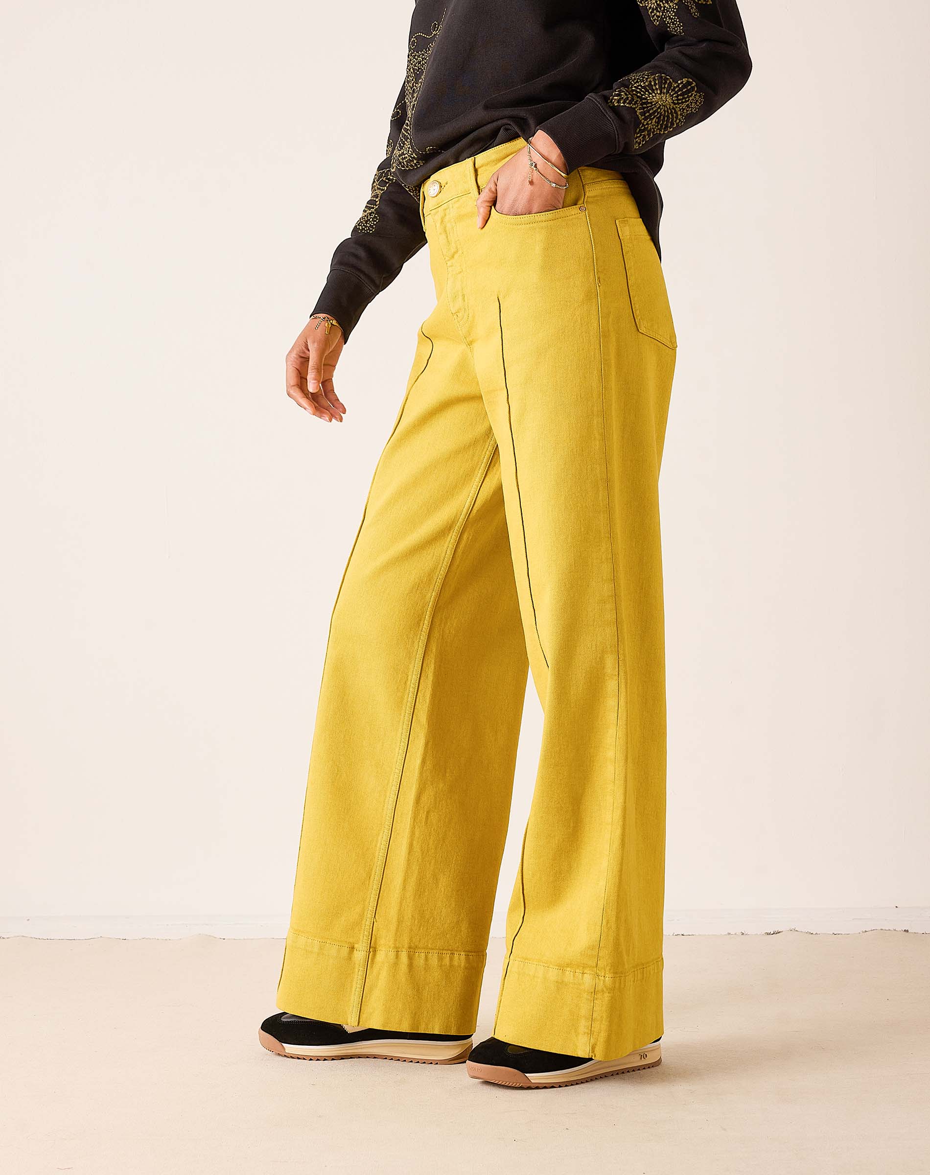 Mustard yellow wide-leg 5-pocket jeans in a linen-blend fabric with topstitching details.