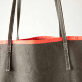 close up of le canvas tote in gray