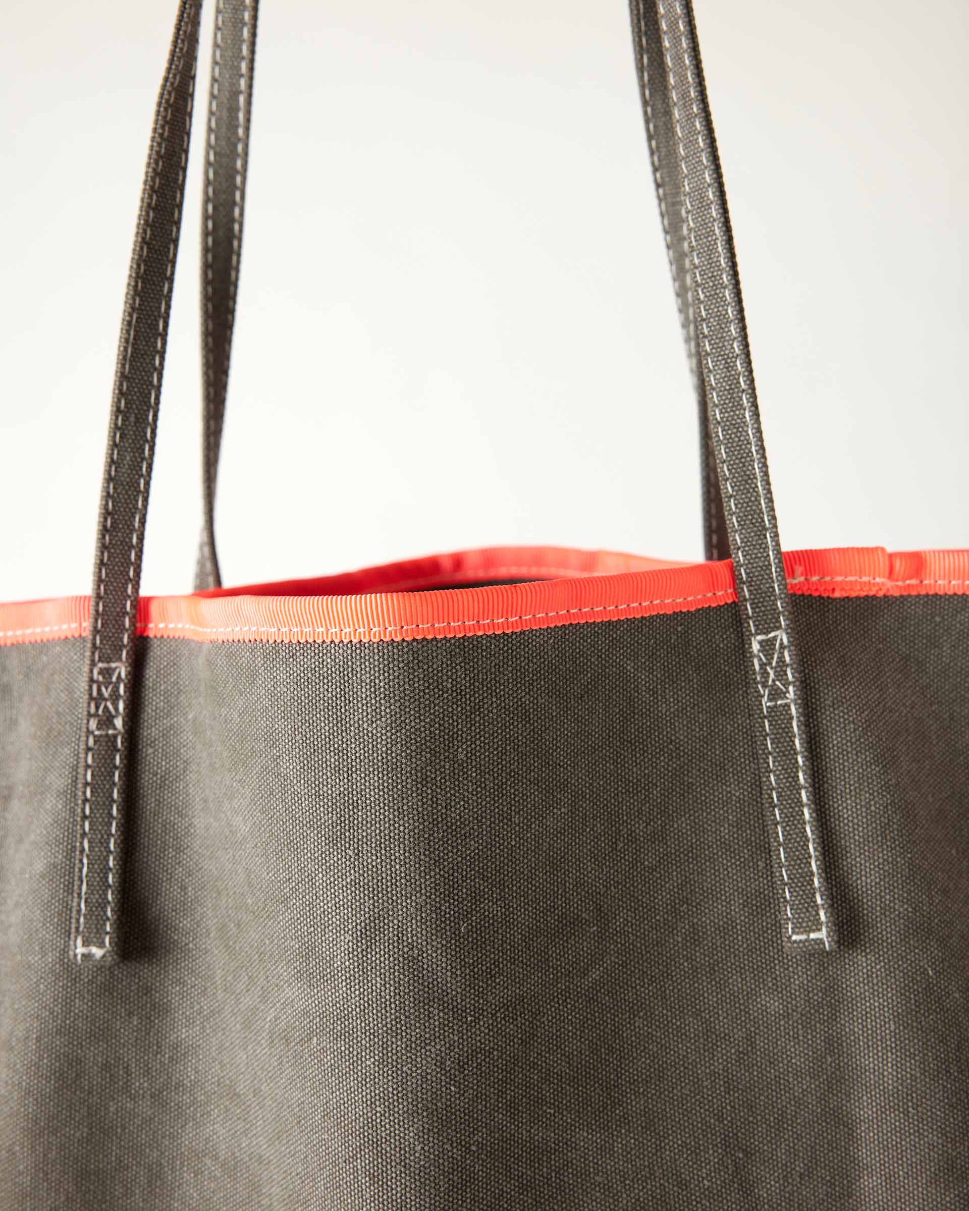 close up of le canvas tote in gray