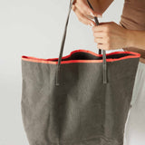 woman holding le canvas tote in gray