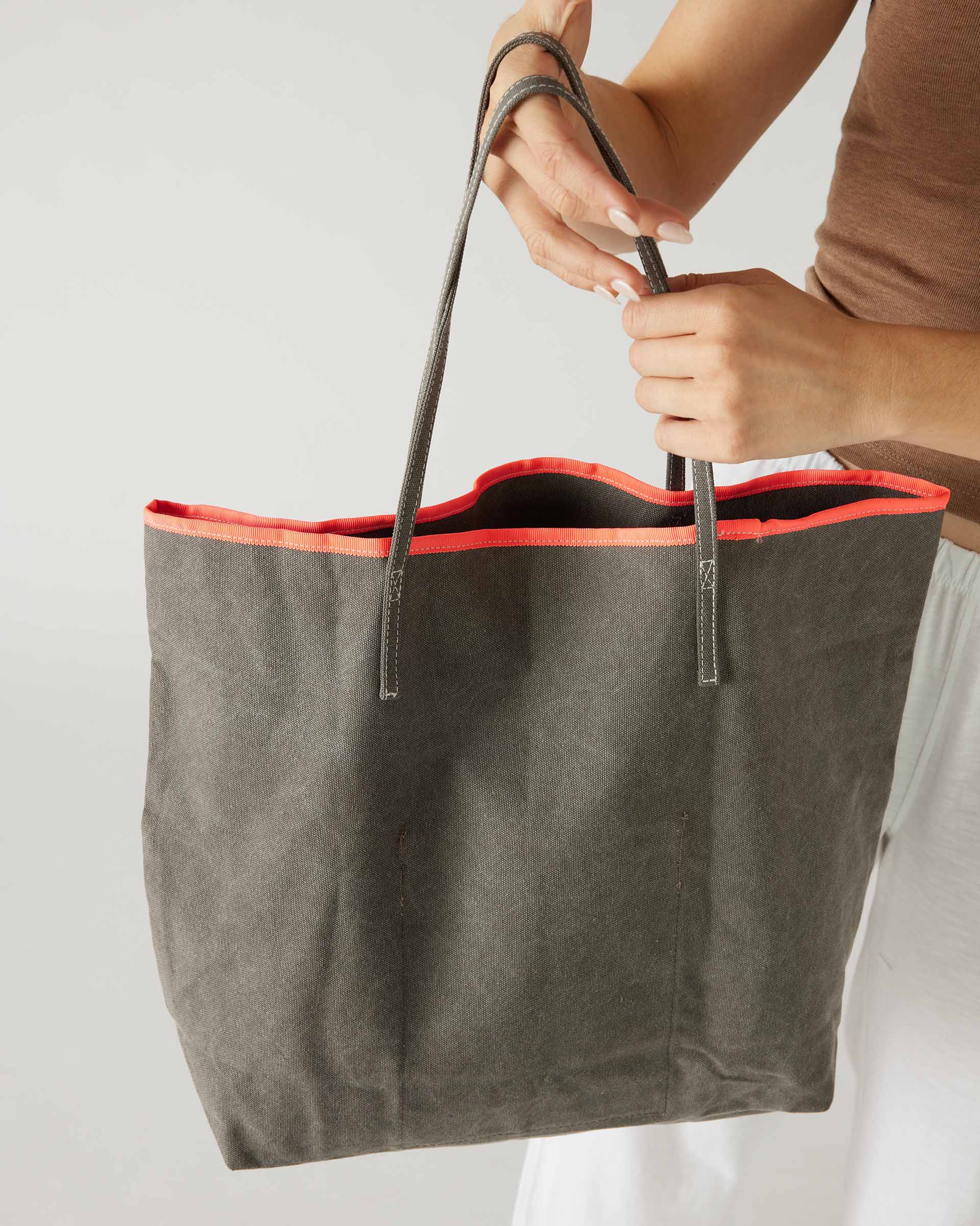 woman holding le canvas tote in gray