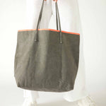 woman holding le canvas tote in gray