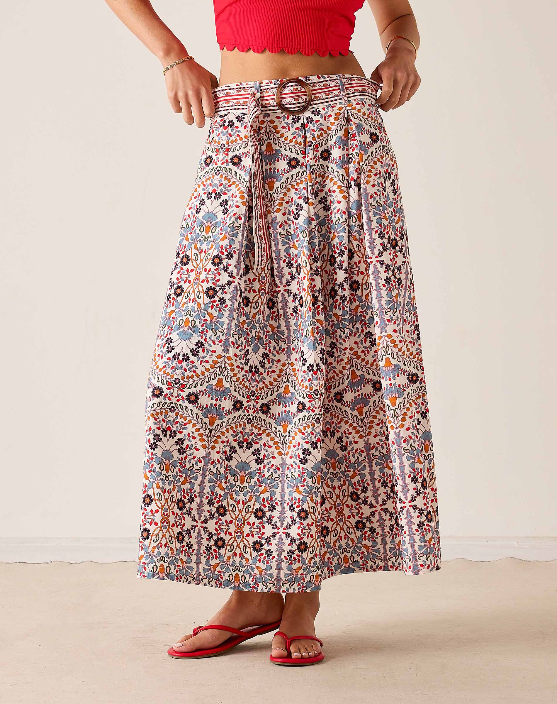 Mariano skirt with a multi-arched floral print in white, blue, and red tones.