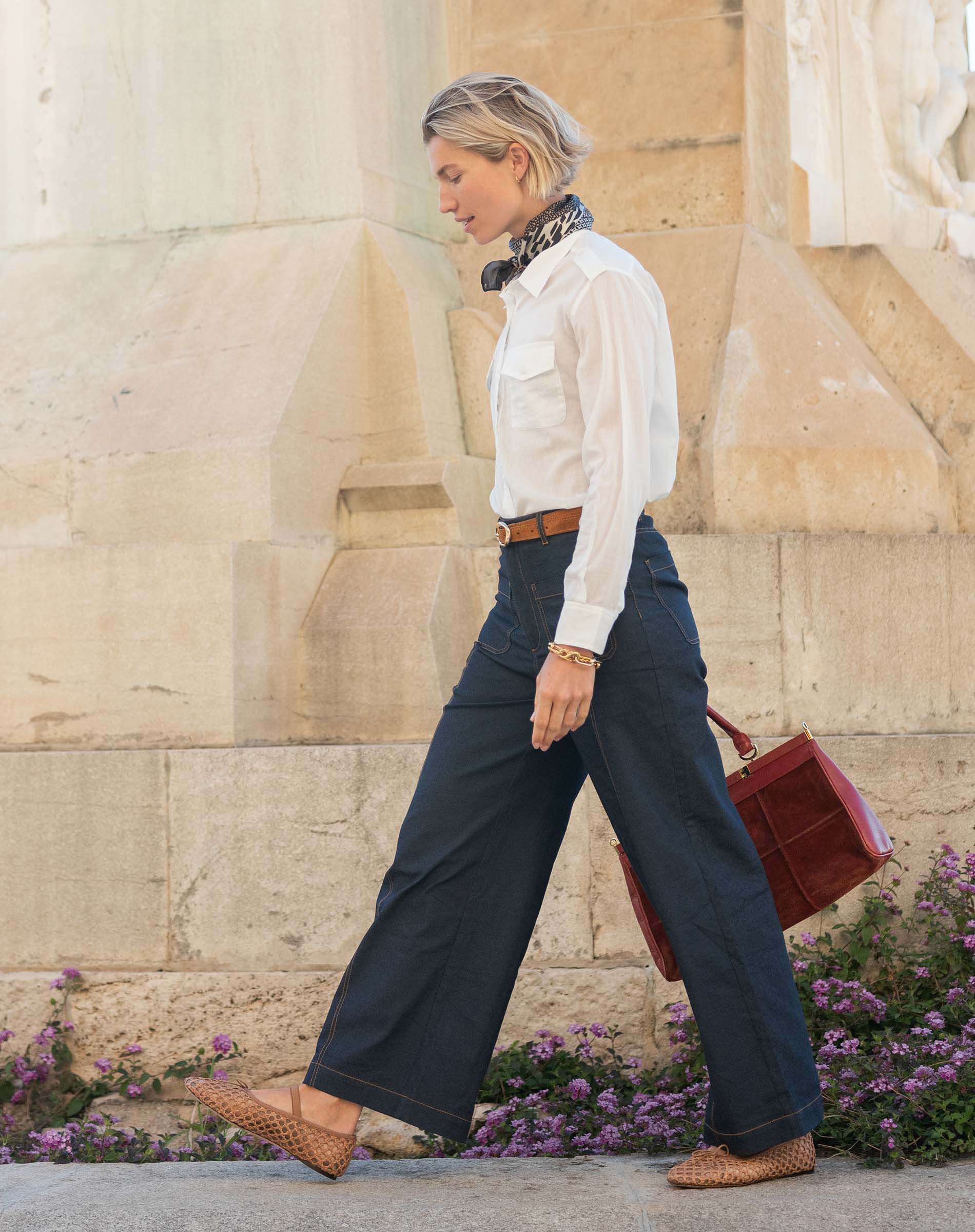 White button-up cotton shirt with double pockets and a tailored fit.