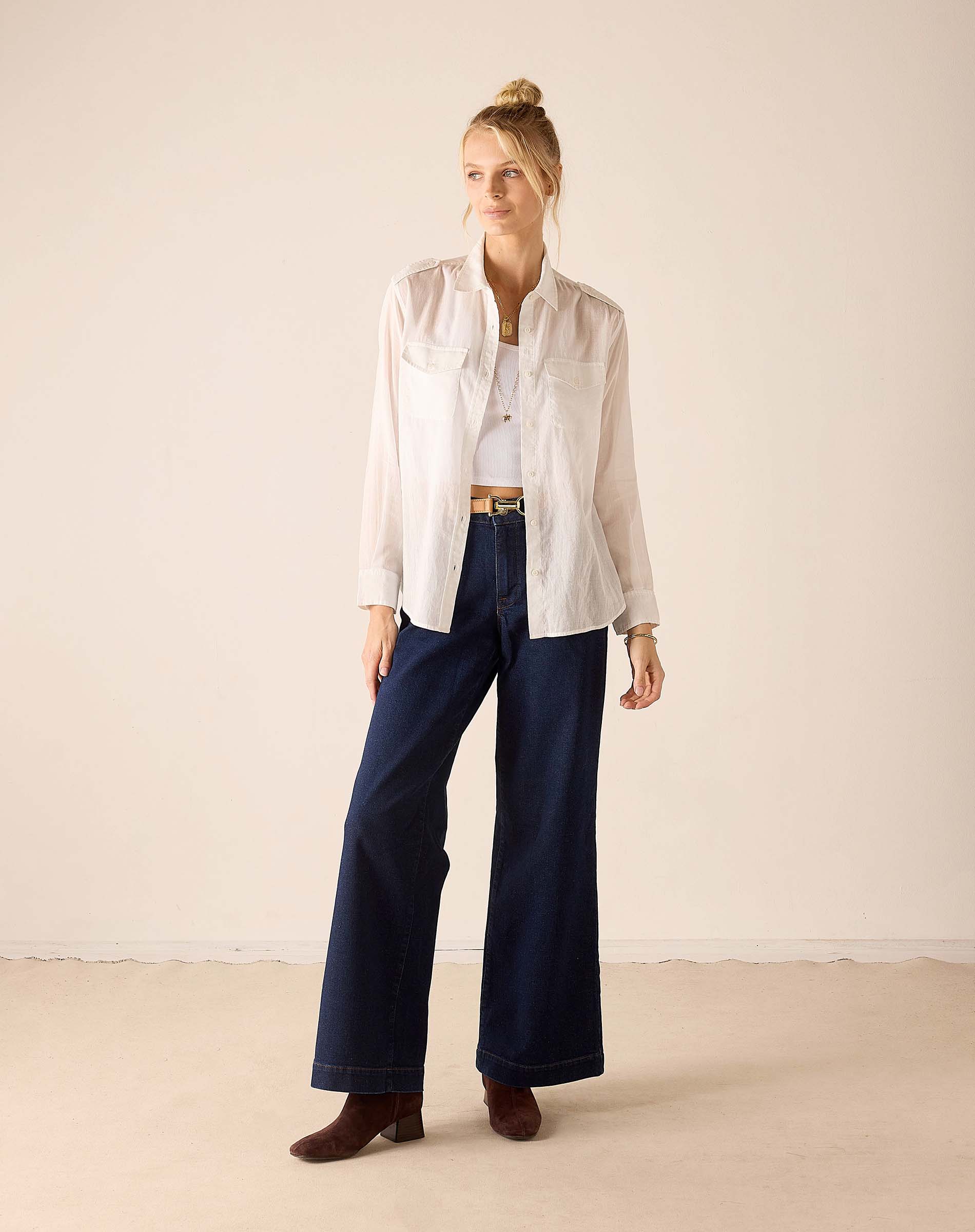 White double pocket button-up shirt in lightweight fabric