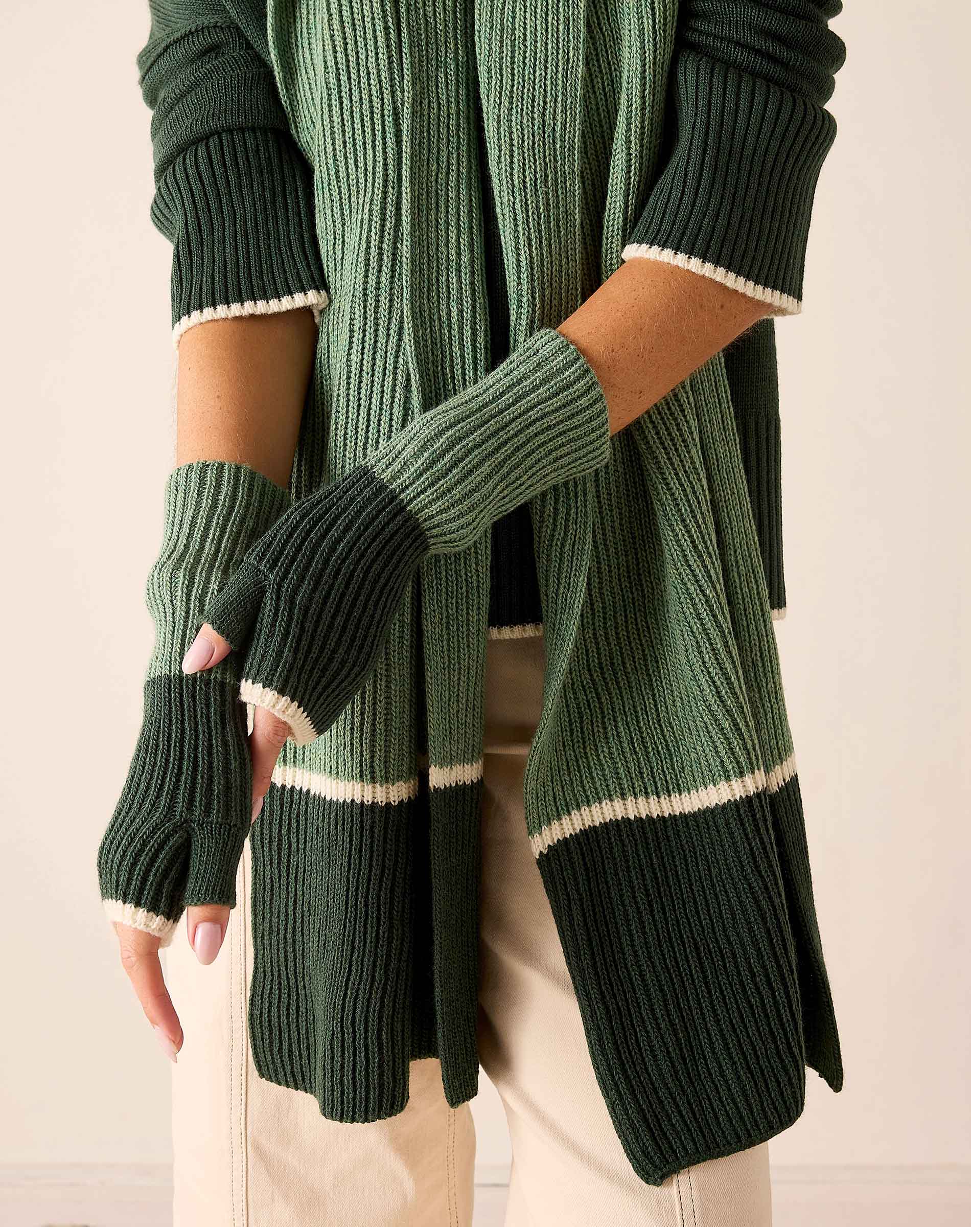 Forest green ribbed knit fingerless gloves and matching wrap.