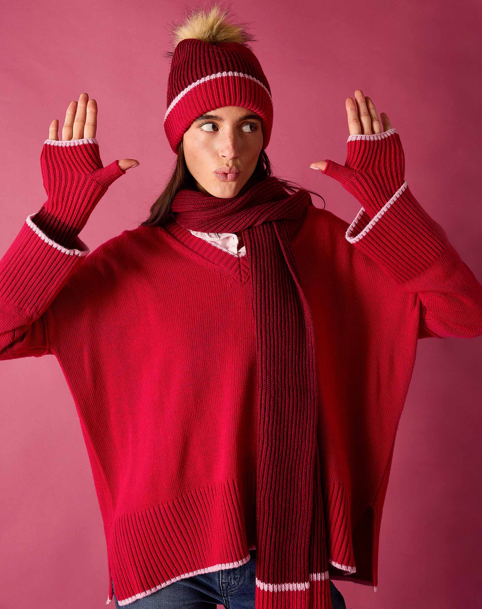 Raspberry pink ribbed knit scarf with white stripe detail