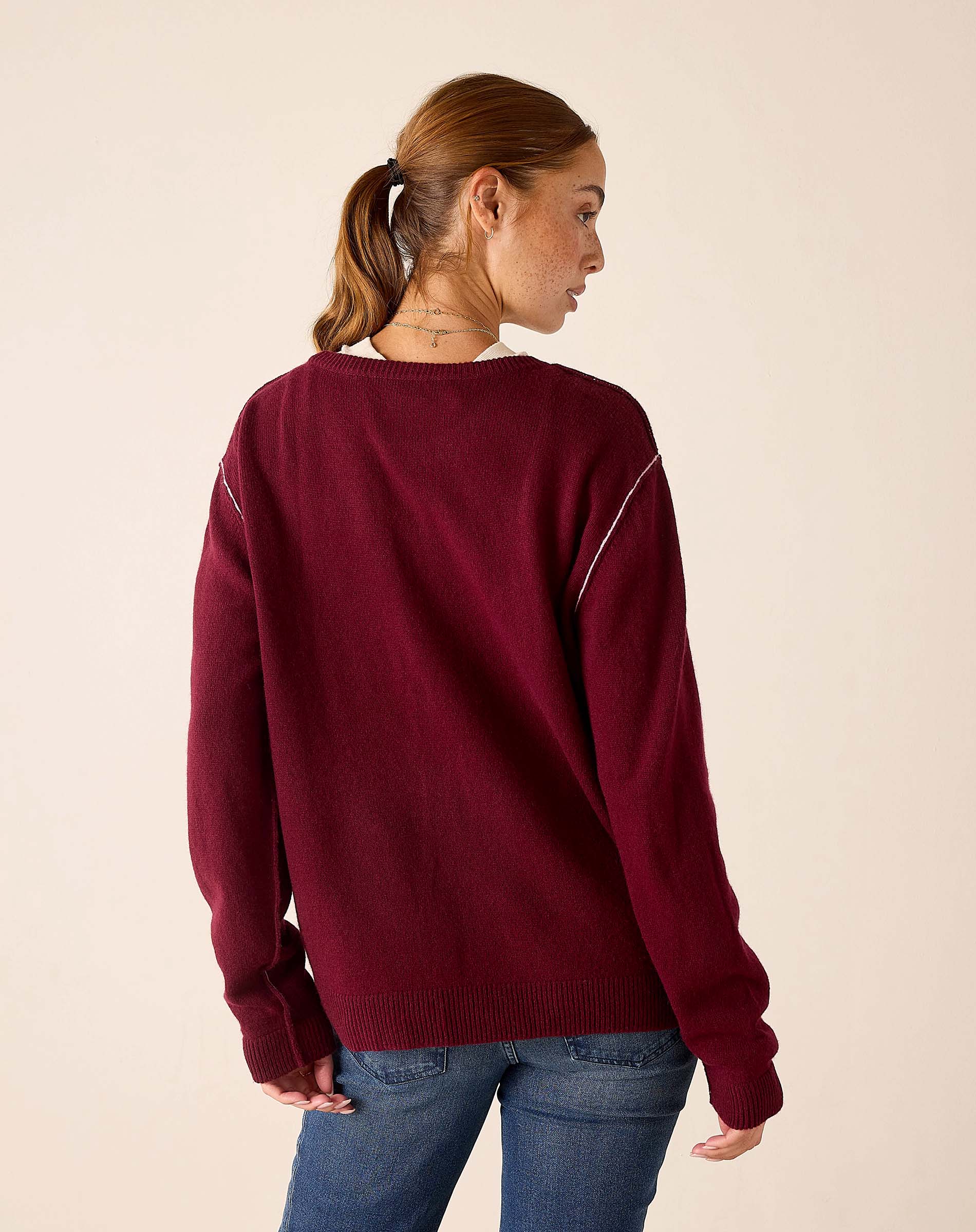 Back view of the burgundy boyfriend cashmere sweater featuring a relaxed fit and ribbed cuffs.