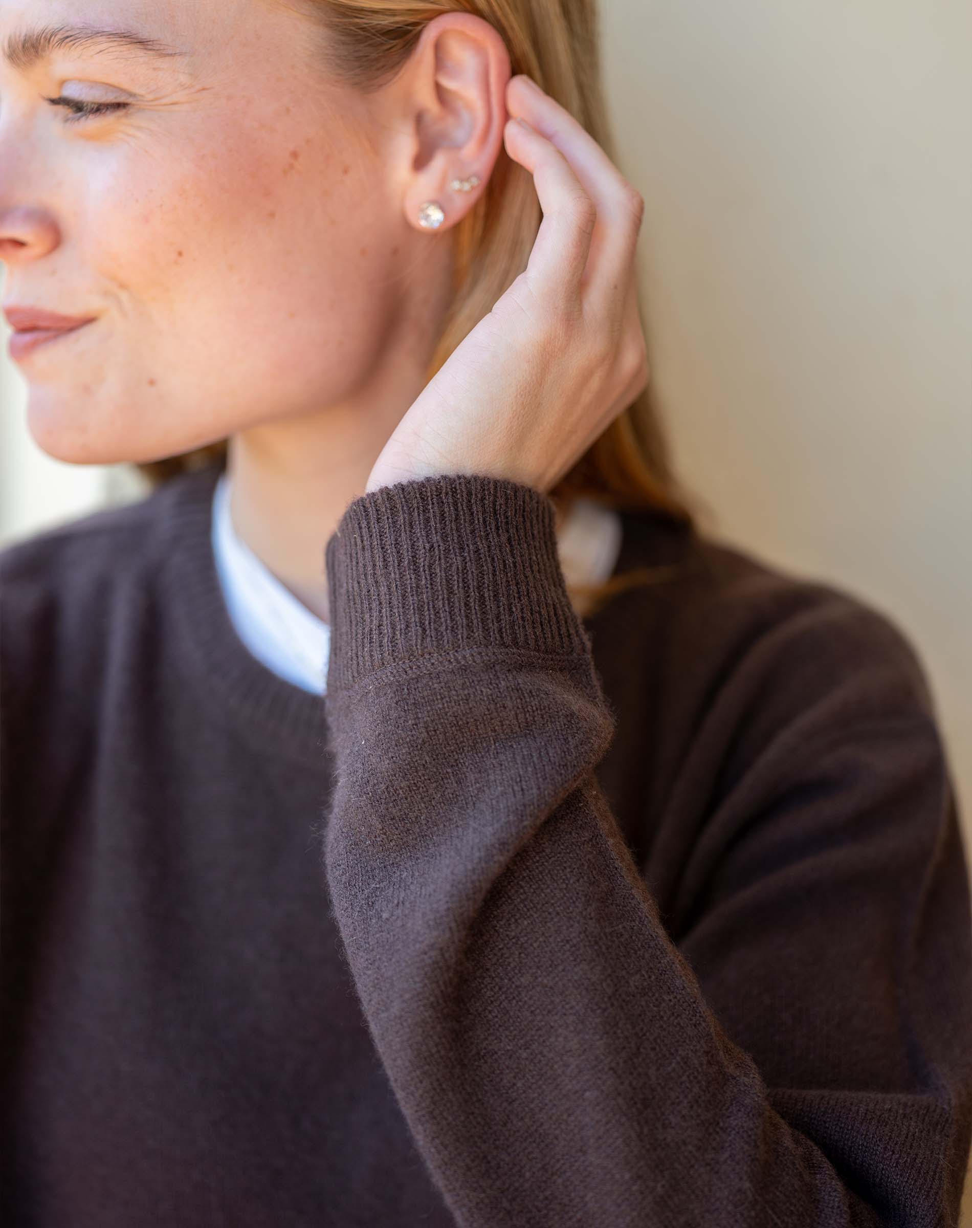 Truffle colored boyfriend fit cashmere sweater with ribbed cuffs