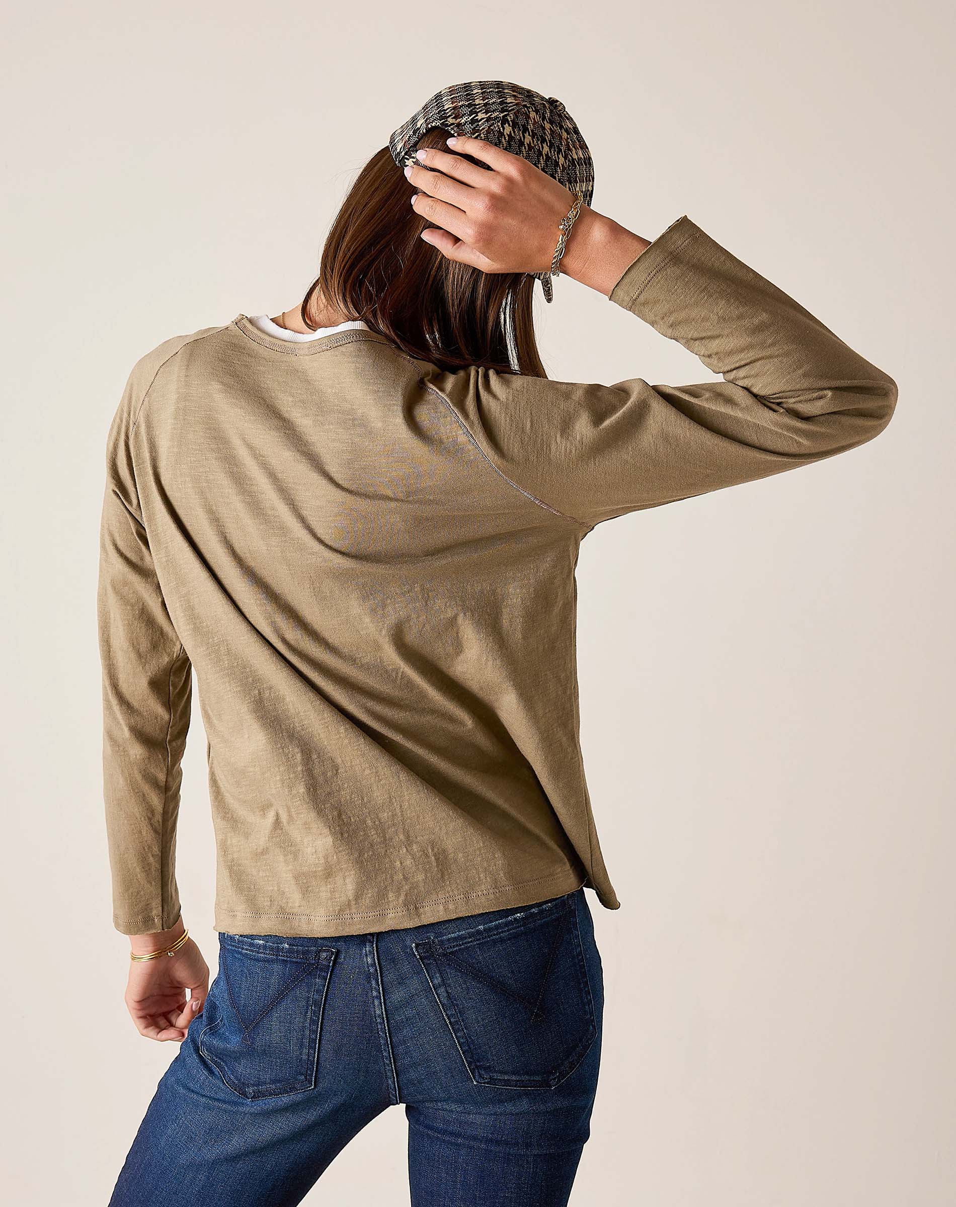 Nutmeg raglan tee in a relaxed fit with long sleeves and a ribbed neckline.