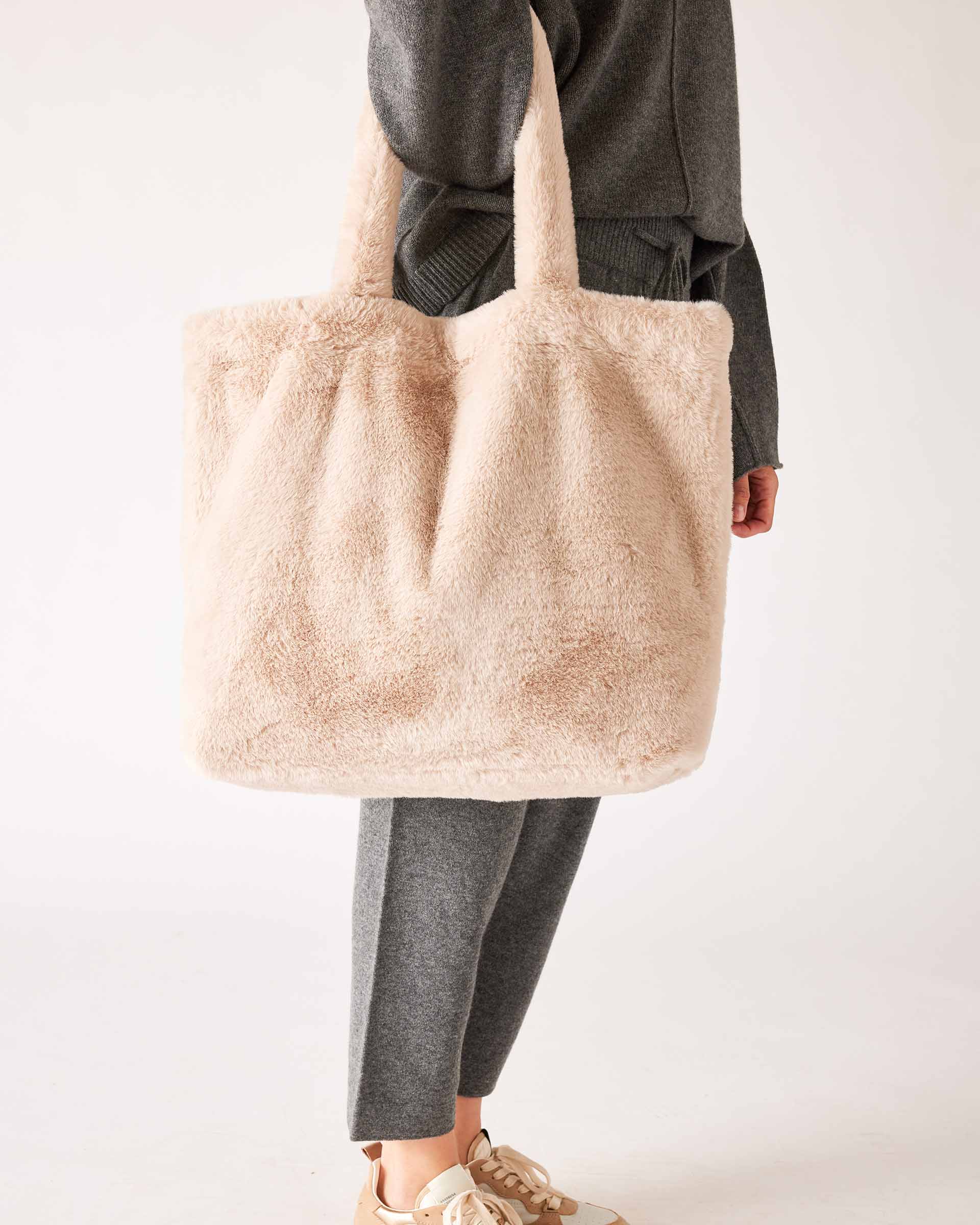 Women's Faux Fur Tote Bag with Pockets