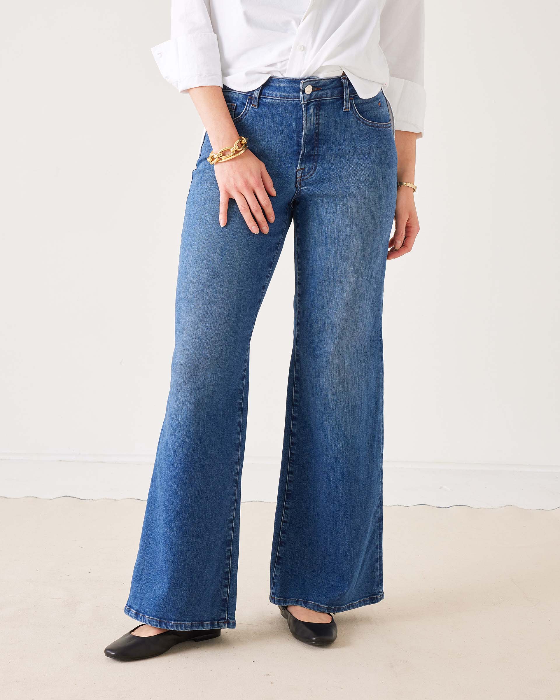 Women's Light Wash Wide Leg Jeans Perfect for Fall