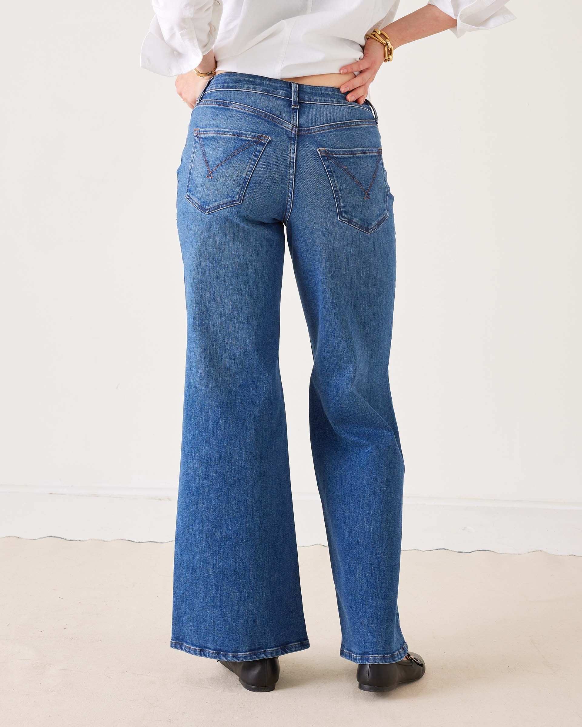 Women's Light Wash Wide Leg Jeans Perfect for Fall