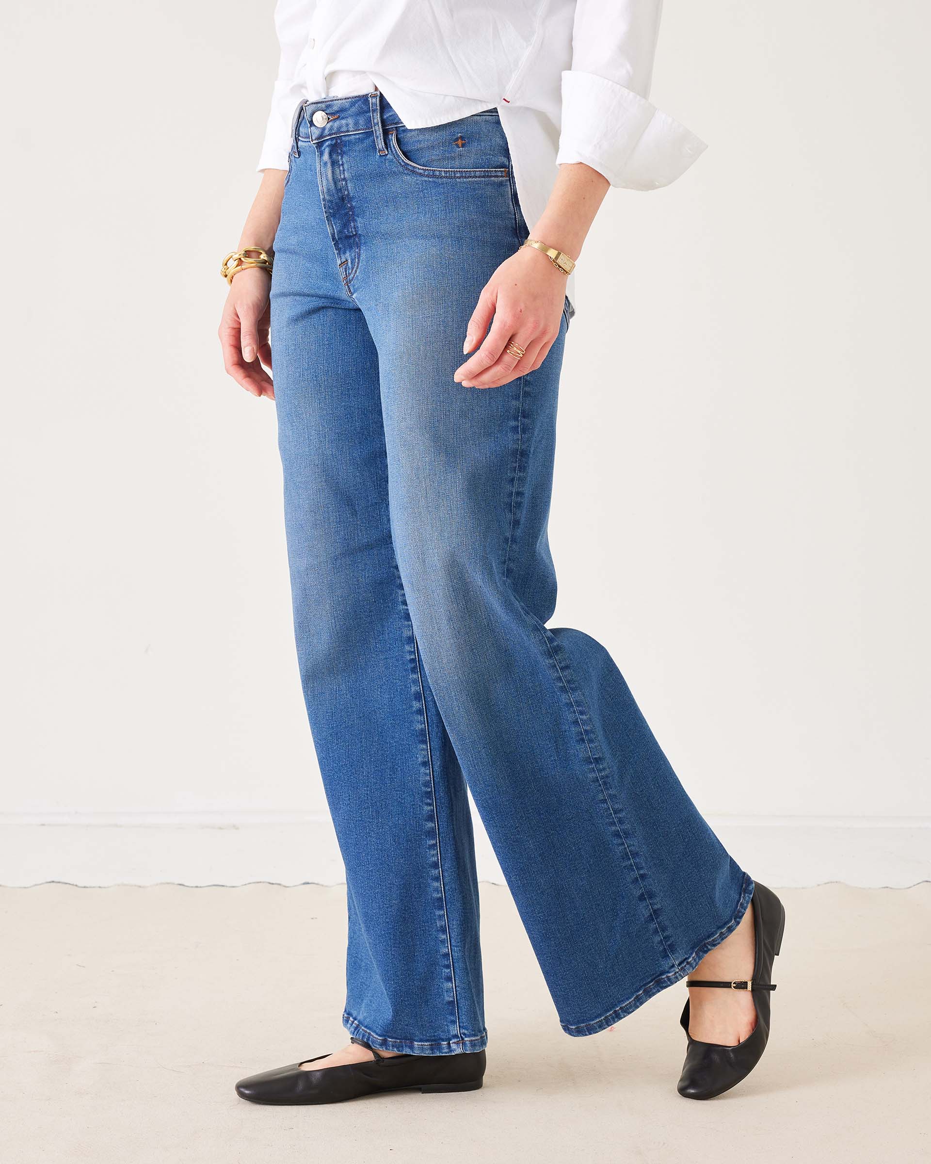 Women's Light Wash Wide Leg Jeans Perfect for Fall